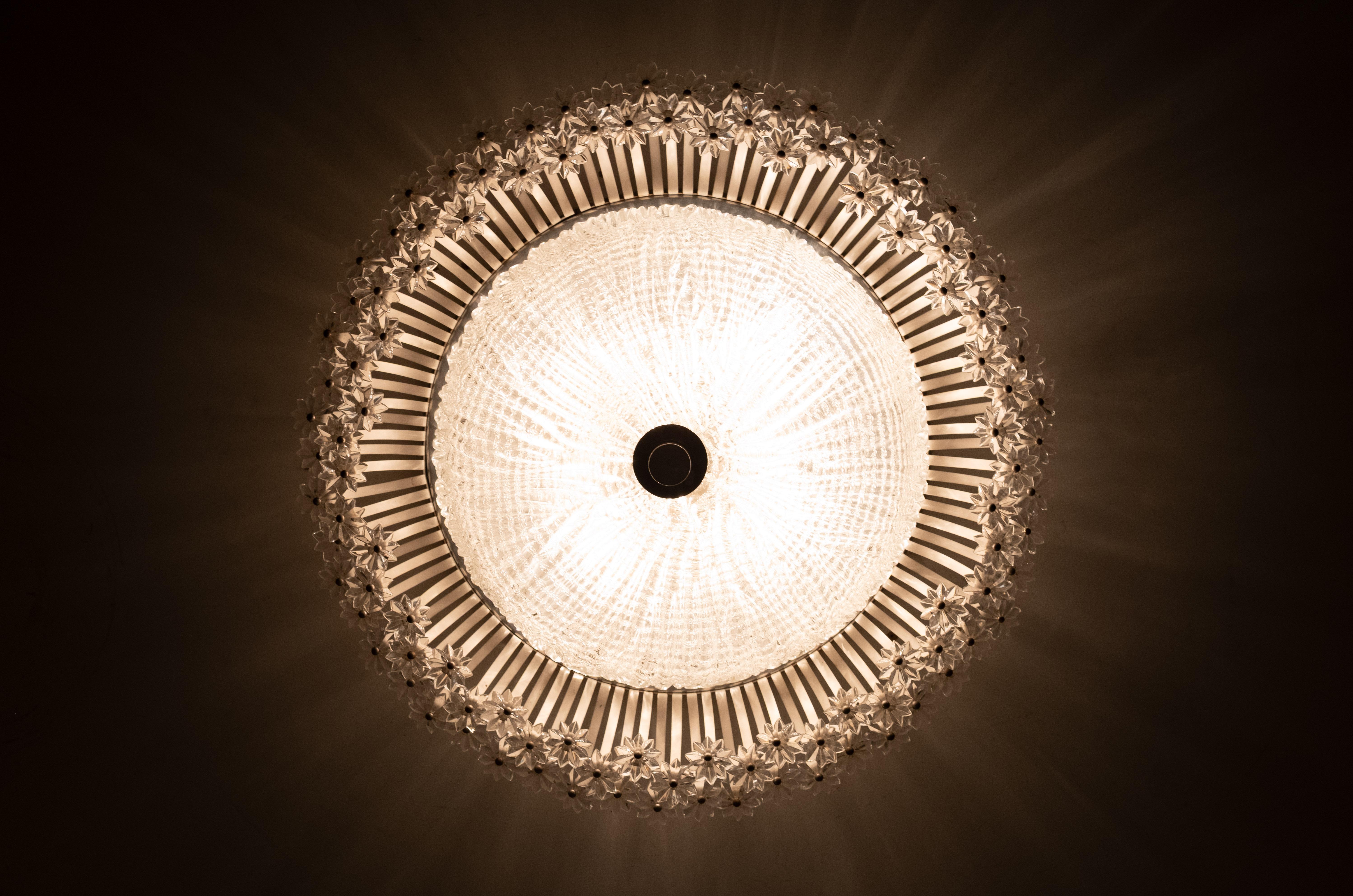 Austriaco Lampada da incasso floreale in stile Mid-Century Modern  Emil Stejnar  Anni '60 Austria in vendita