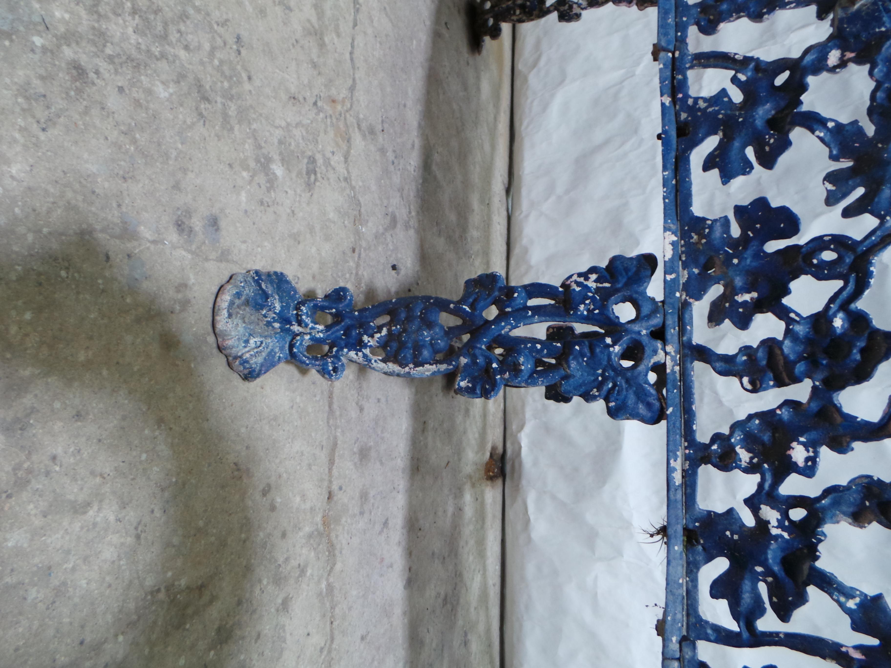Banc de jardin bleu peint d'origine du milieu du siècle dernier en vente 4