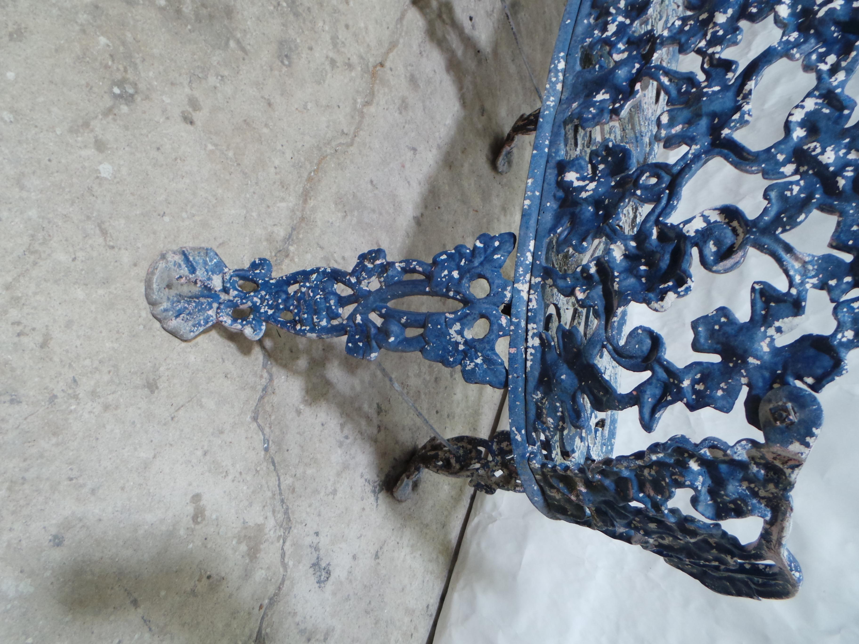 Banc de jardin bleu peint d'origine du milieu du siècle dernier en vente 5
