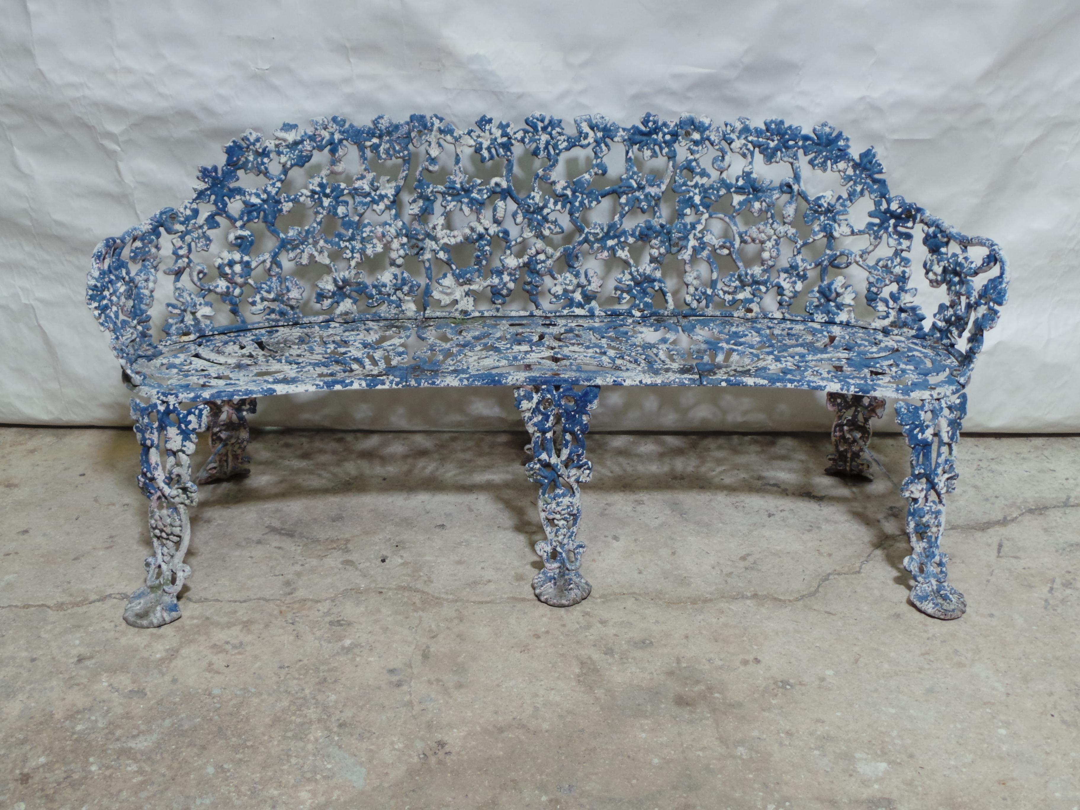 Il s'agit d'un banc de jardin floral peint en bleu, datant du milieu du siècle dernier.