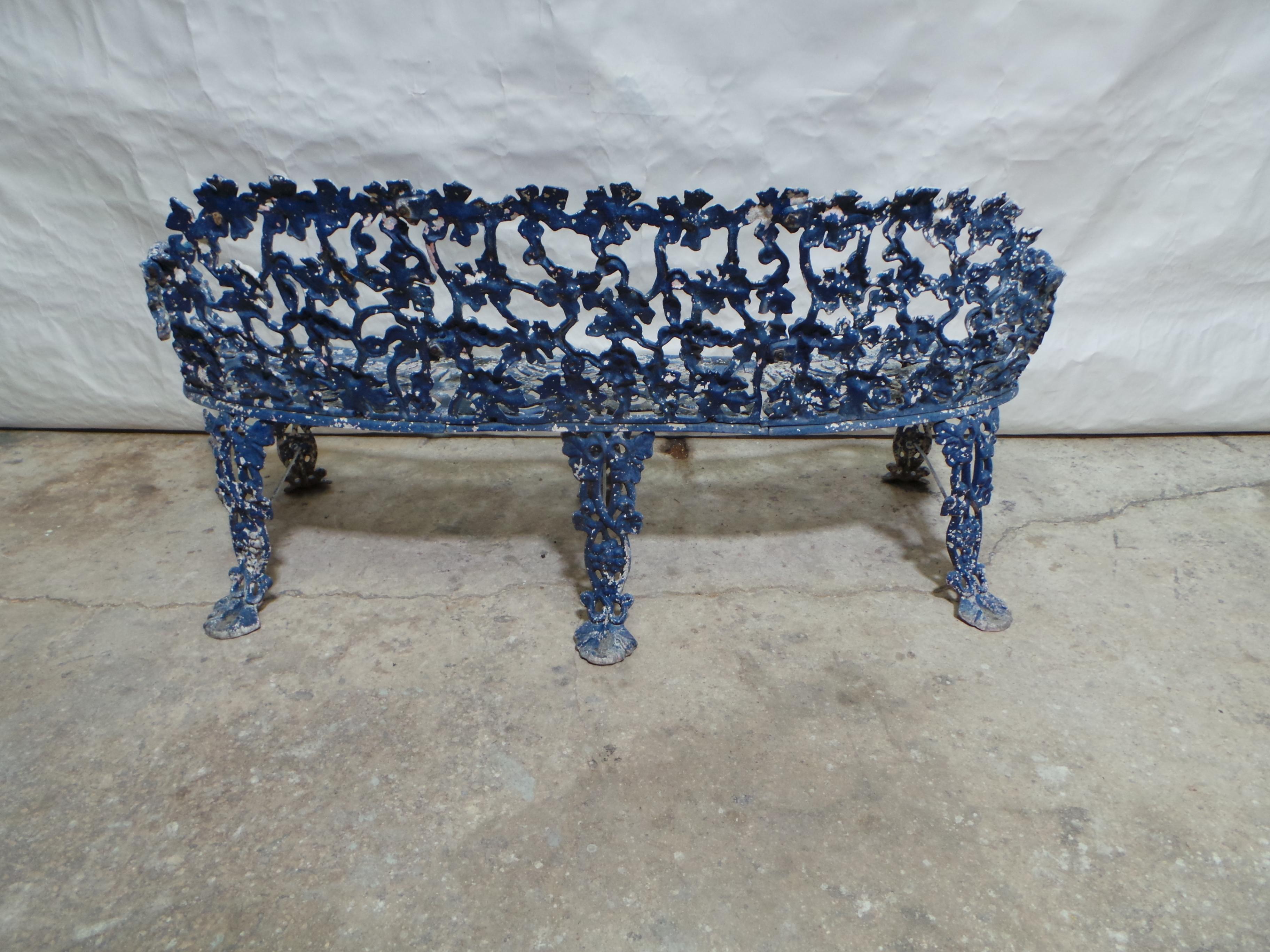 Banc de jardin bleu peint d'origine du milieu du siècle dernier en vente 2