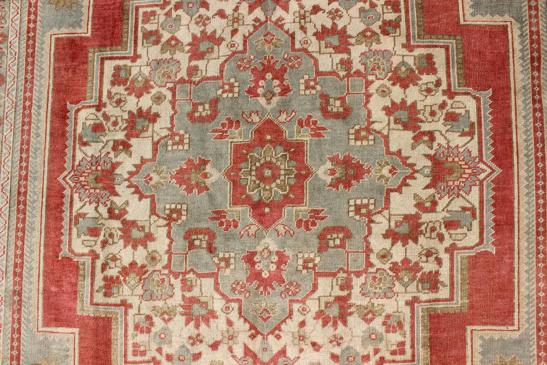 Tappeto vintage Oushak turco di metà secolo in rosso e blu chiaro 7'1