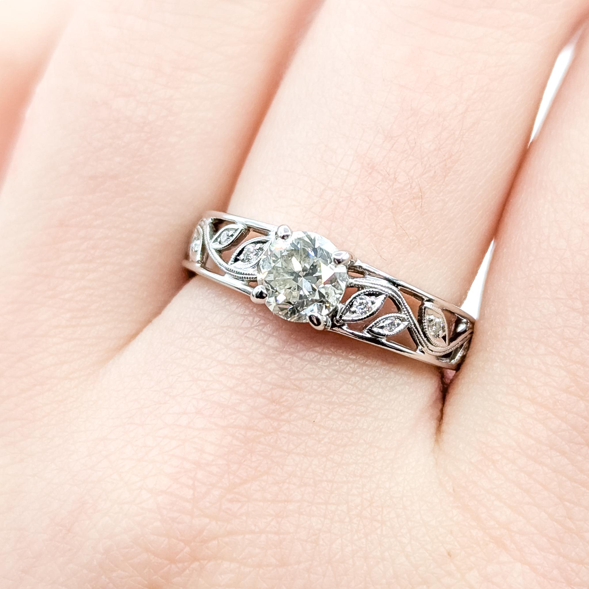 Taille ronde Floral Milgrain Diamond Ring in 14k en vente