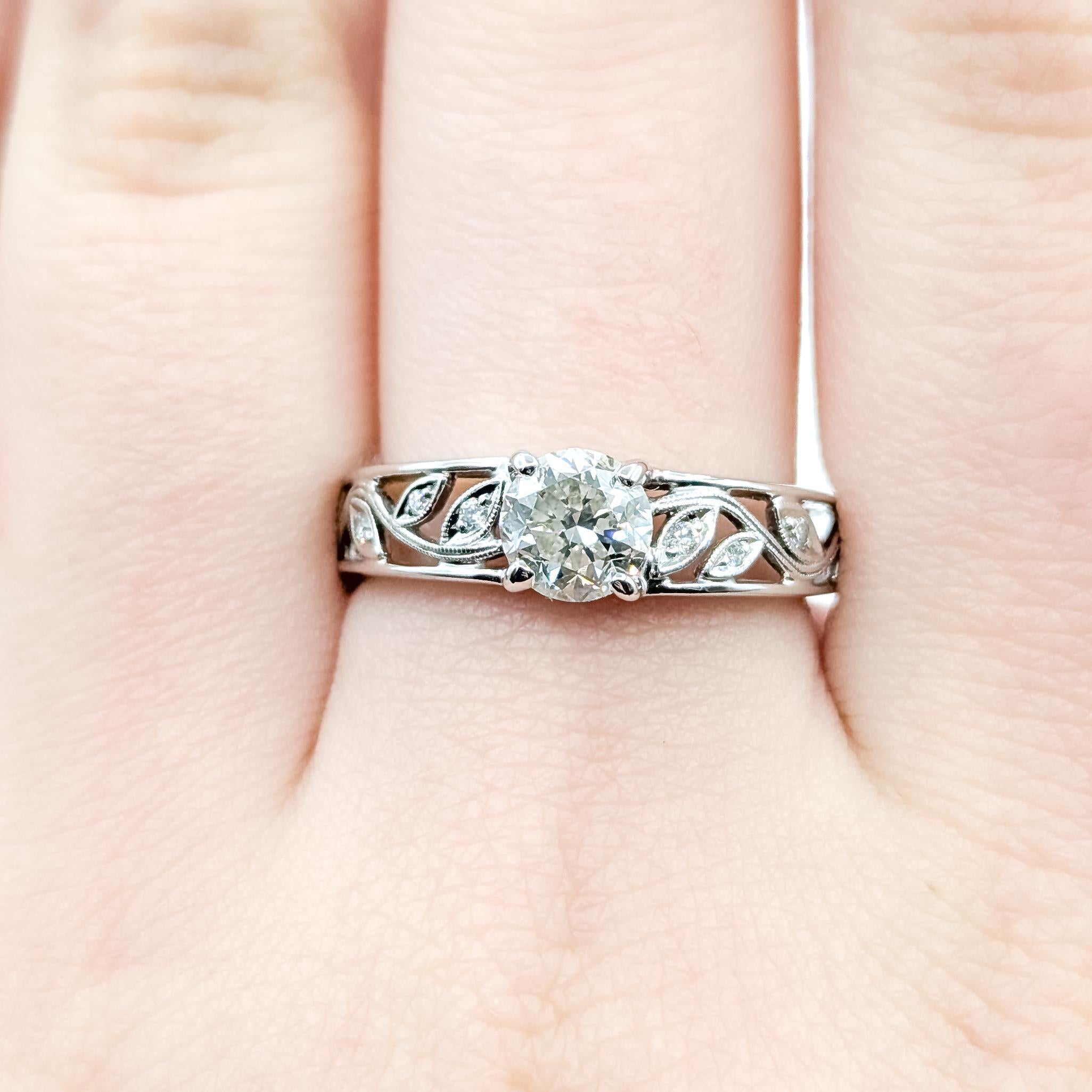 Floral Milgrain Diamond Ring in 14k Excellent état - En vente à Bloomington, MN