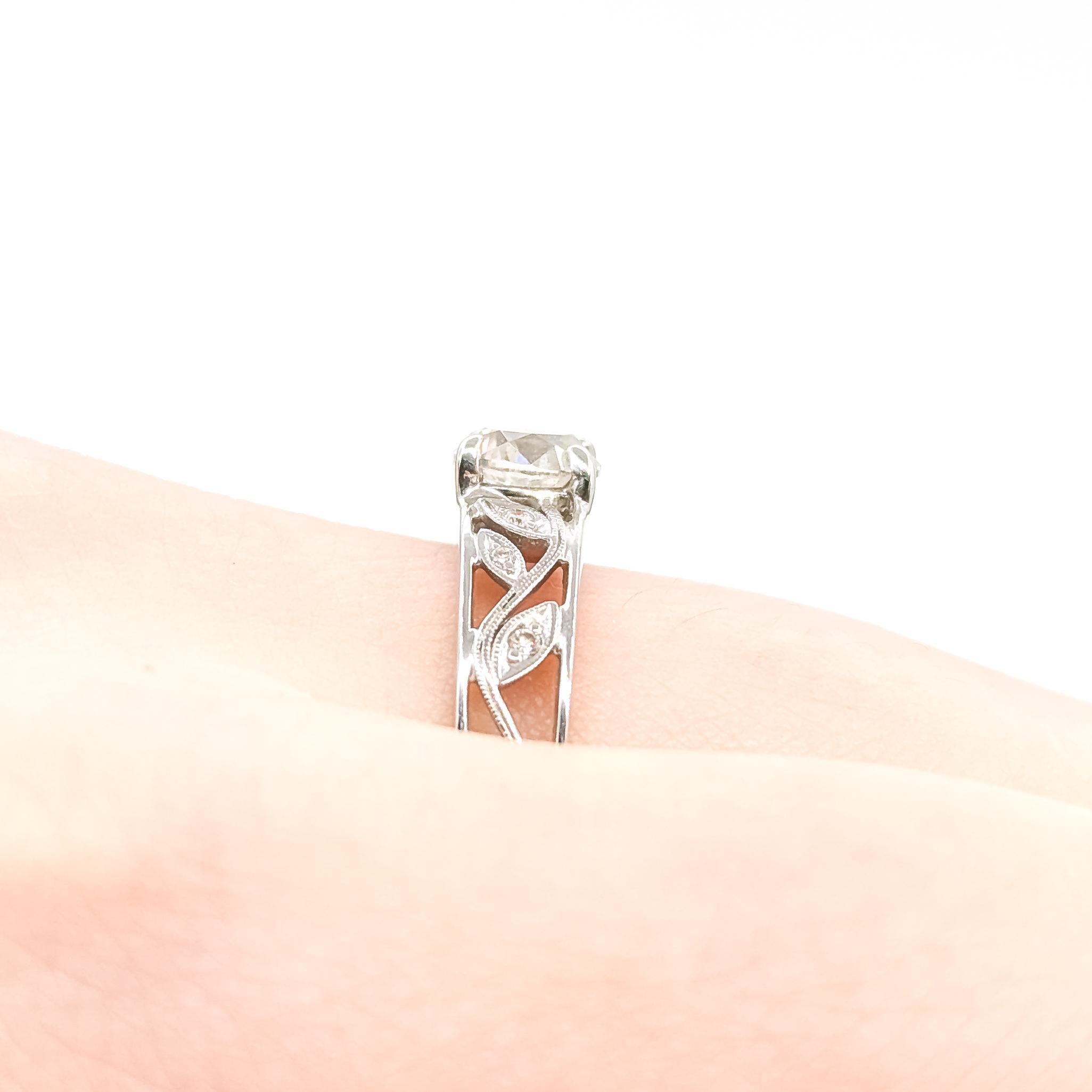 Floral Milgrain Diamond Ring in 14k Pour femmes en vente