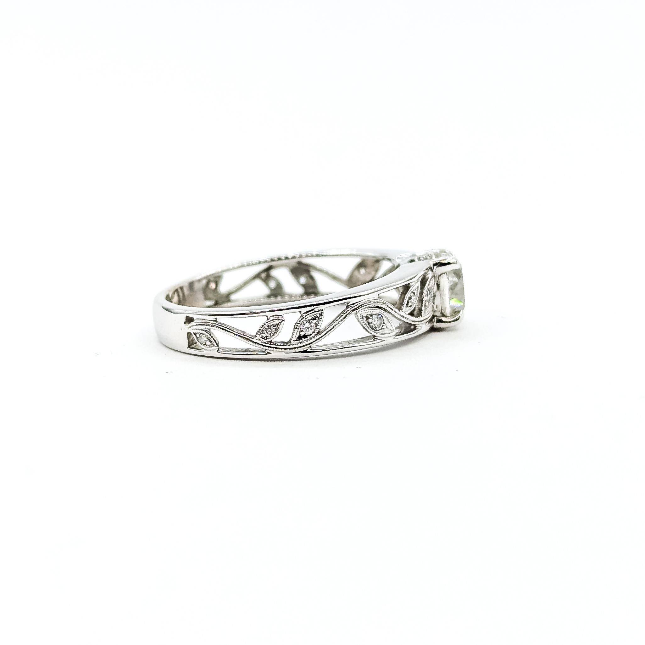 Floral Milgrain Diamond Ring in 14k en vente 1
