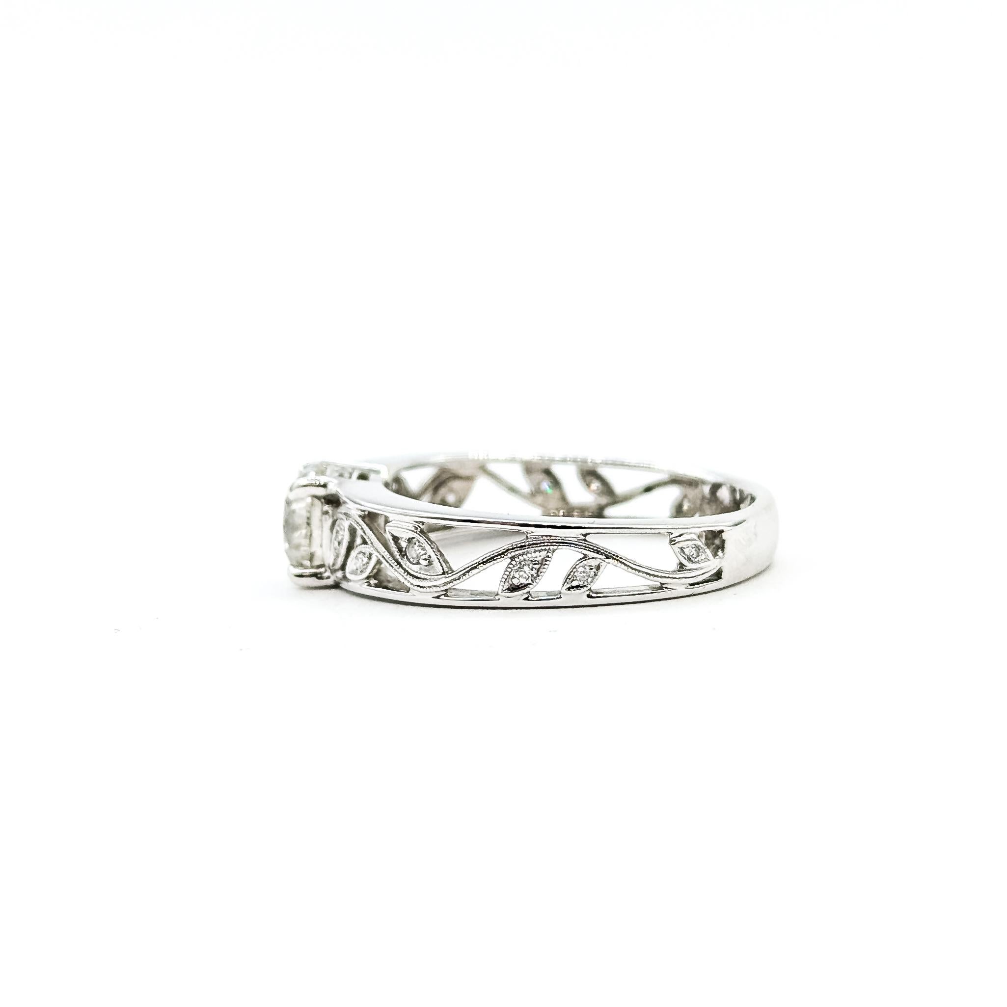 Floral Milgrain Diamond Ring in 14k en vente 3