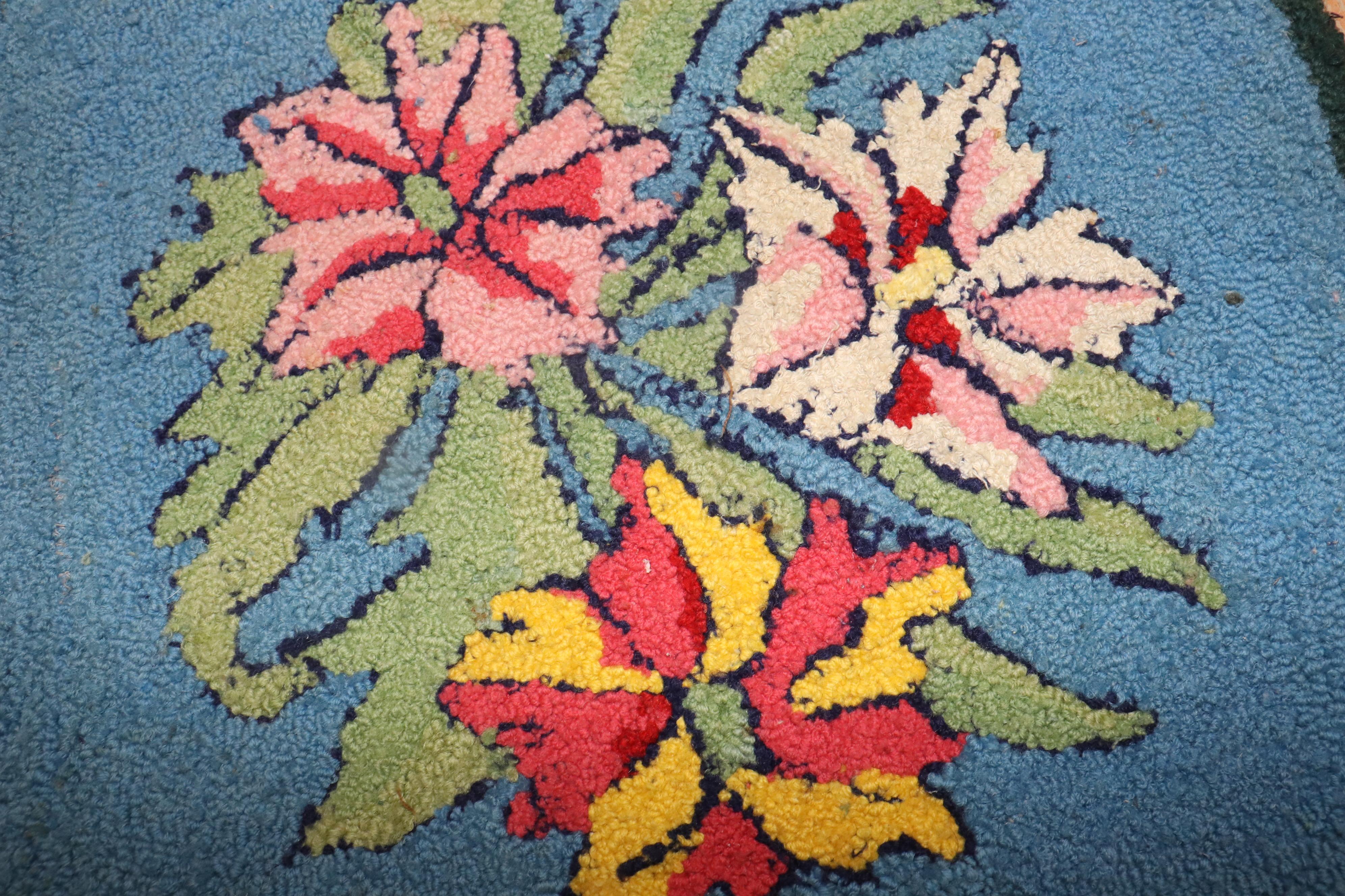 Floral Mini Size American Hooked Rug In Good Condition For Sale In New York, NY