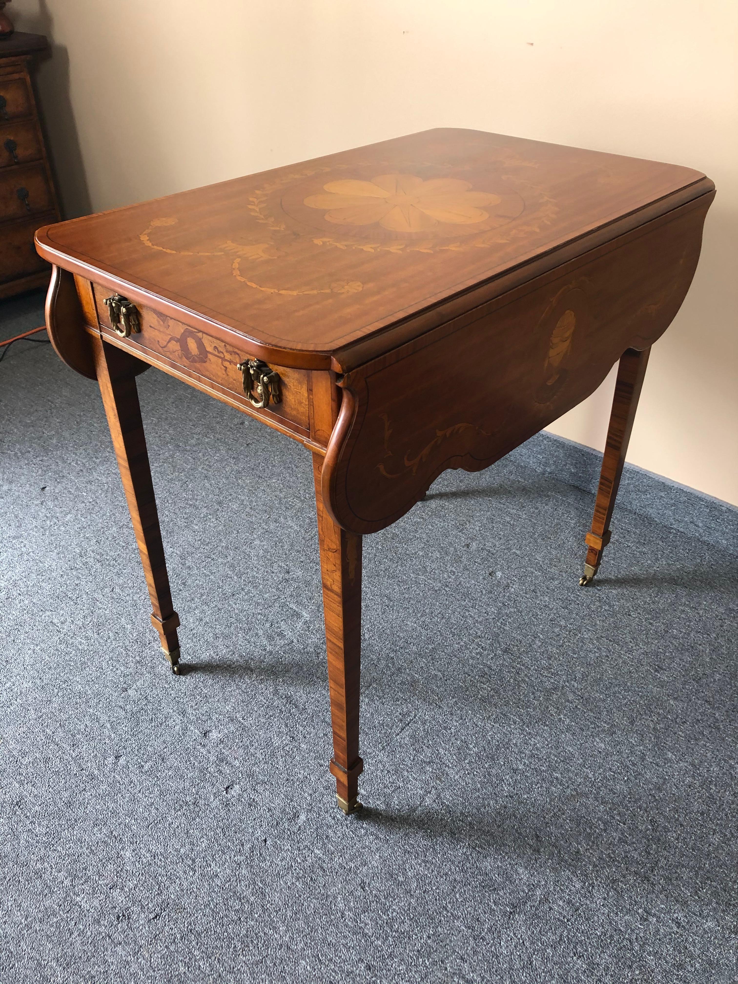 Floral Mixed Wood Inlay Drop-leaf Pembroke Side Table In Excellent Condition For Sale In Hopewell, NJ