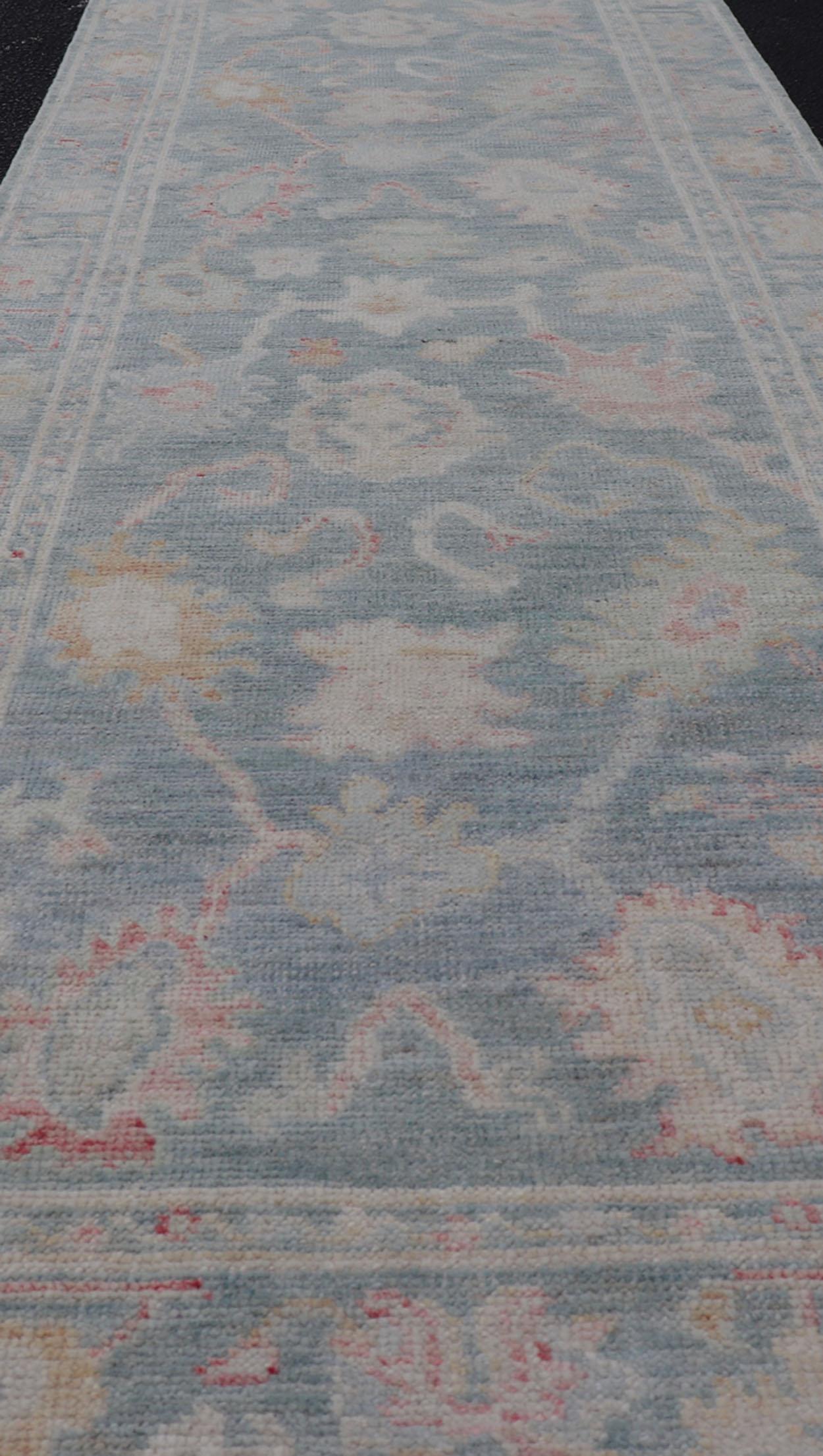 Moderner geblümter Oushak mit gedämpftem blauem Hintergrund aus Wolle  2'6 x 7'11 im Angebot 4