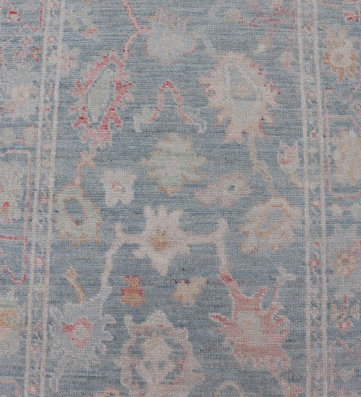 Maße: 2'6 x 7'11
Floraler moderner Oushak mit gedämpftem blauem Hintergrund aus Wolle mit All-Over-Design. Keivan Woven Arts; Teppich AWR-12346 Herkunftsland: Afghanistan  Art: Oushak   Design/One: All-Over, Floraler Läufer. 

Dieser handgeknüpfte