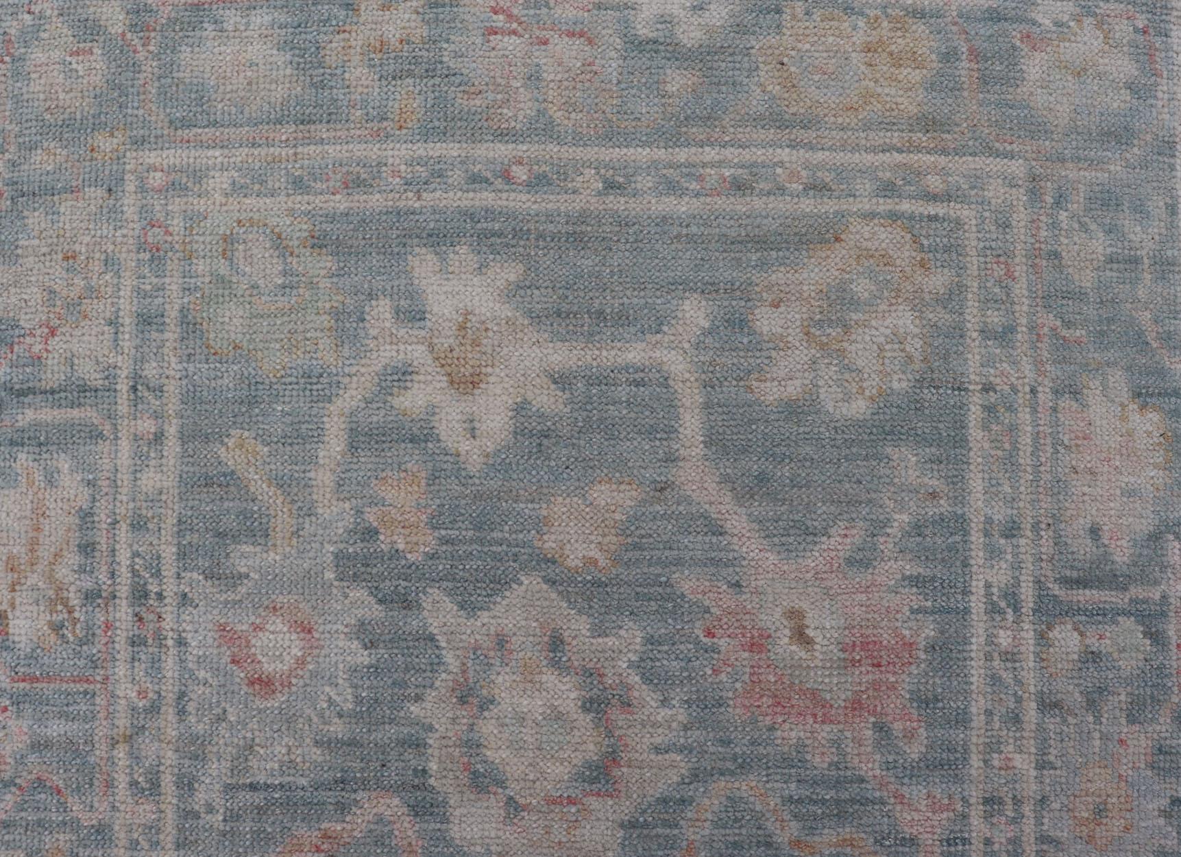 Moderner geblümter Oushak mit gedämpftem blauem Hintergrund aus Wolle  2'6 x 7'11 (Afghanisch) im Angebot