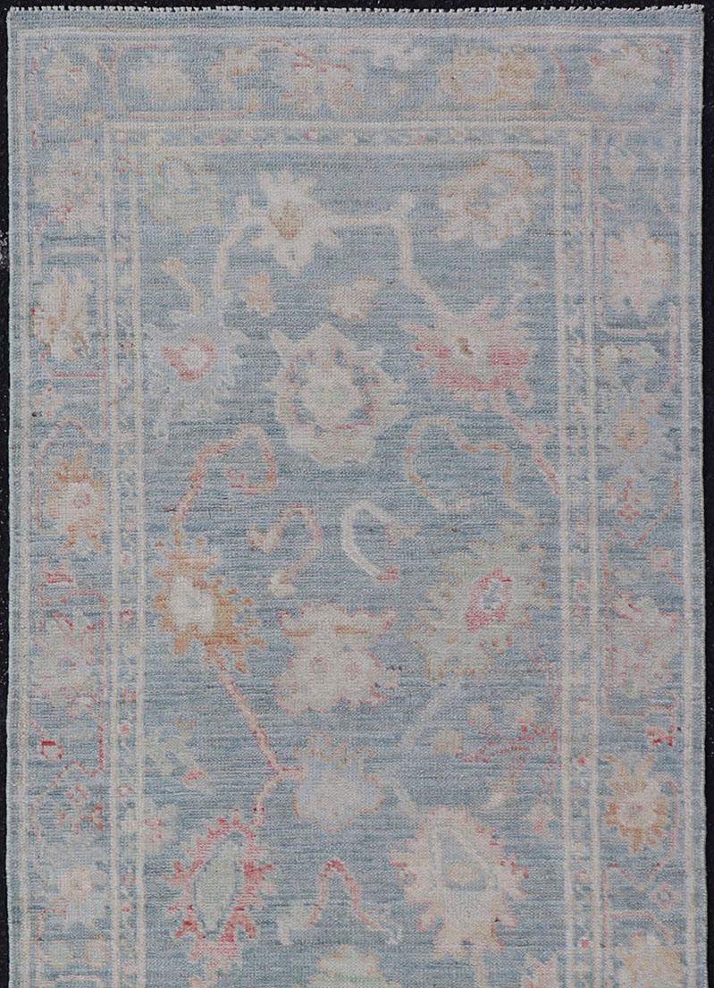 Moderner geblümter Oushak mit gedämpftem blauem Hintergrund aus Wolle  2'6 x 7'11 (Handgeknüpft) im Angebot