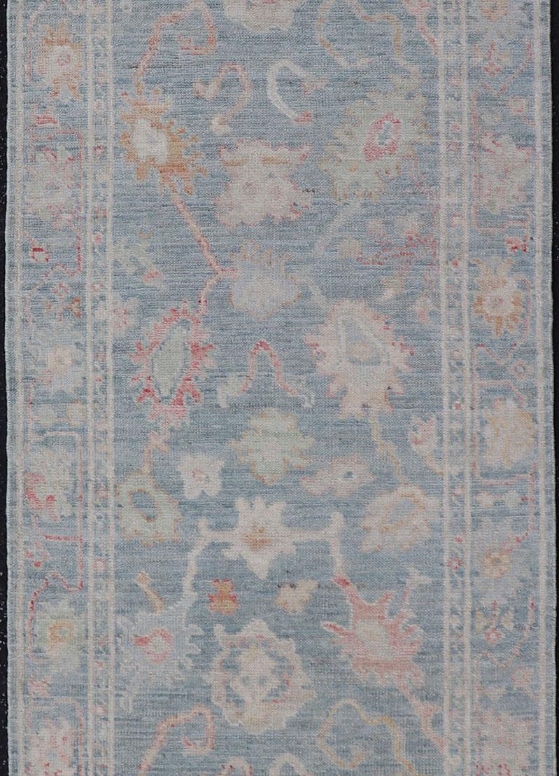Moderner geblümter Oushak mit gedämpftem blauem Hintergrund aus Wolle  2'6 x 7'11 im Zustand „Neu“ im Angebot in Atlanta, GA