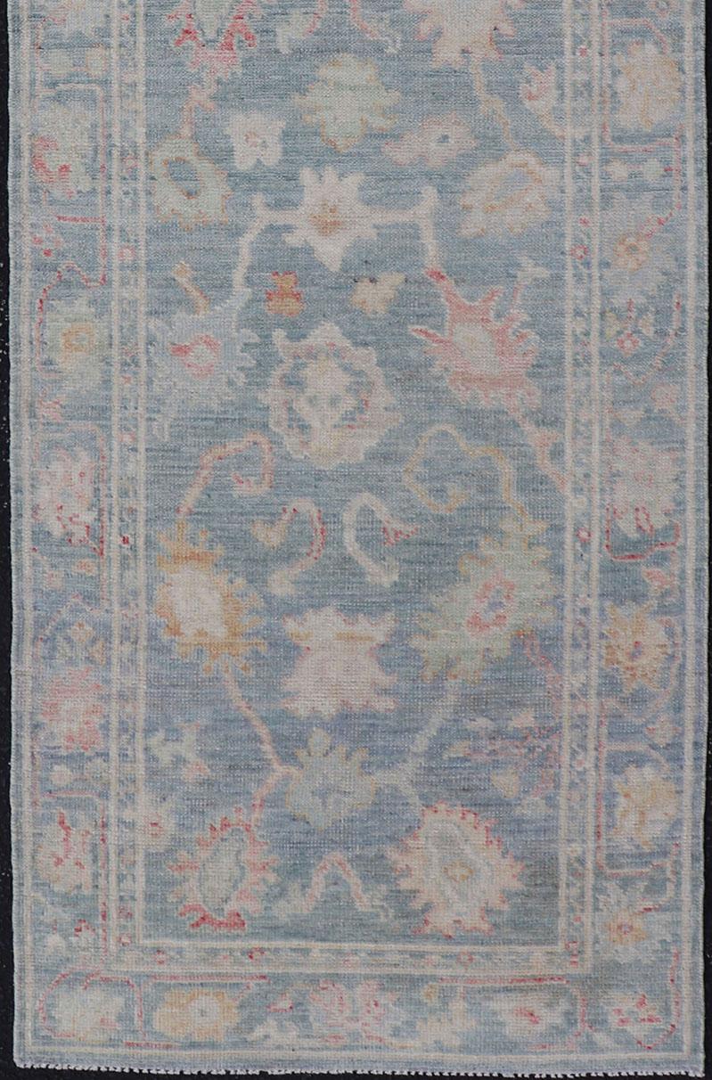 Moderner geblümter Oushak mit gedämpftem blauem Hintergrund aus Wolle  2'6 x 7'11 (21. Jahrhundert und zeitgenössisch) im Angebot