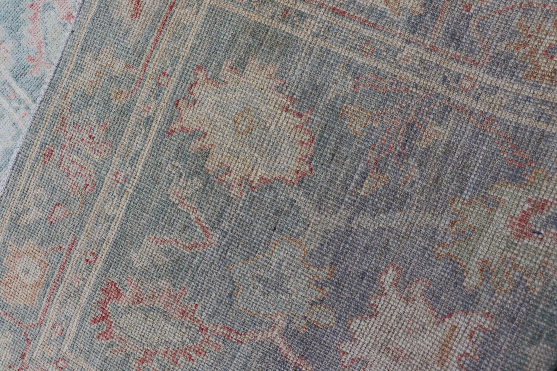 Moderner geblümter Oushak mit gedämpftem blauem Hintergrund aus Wolle  2'6 x 7'11 im Angebot 1