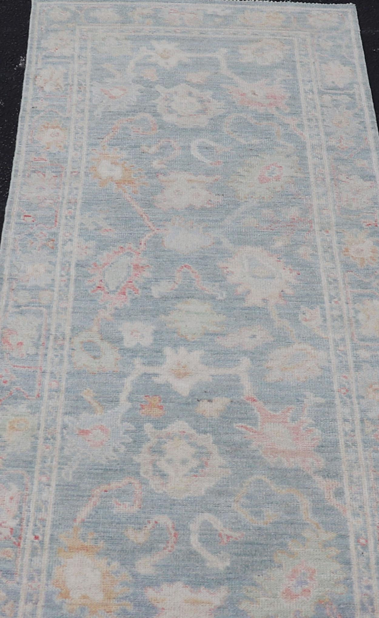 Moderner geblümter Oushak mit gedämpftem blauem Hintergrund aus Wolle  2'6 x 7'11 im Angebot 3