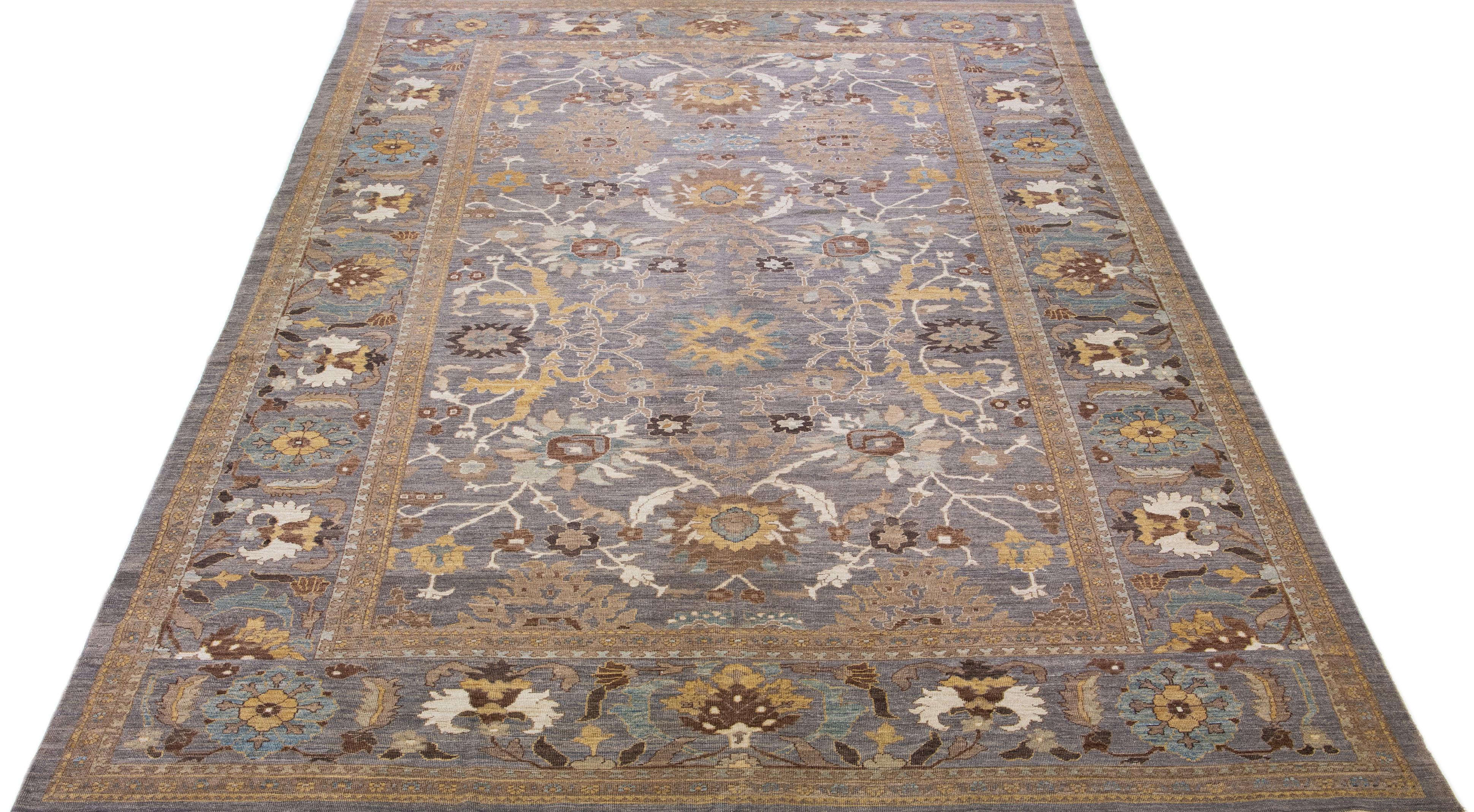 Schöner moderner Sultanabad Teppich aus handgeknüpfter Wolle mit grauem Farbfeld. Dieser Teppich hat einen gestalteten Rahmen mit goldenen, blauen und braunen Akzenten in einem wunderschönen floralen Allover-Muster.

Dieser Teppich misst: 12' x