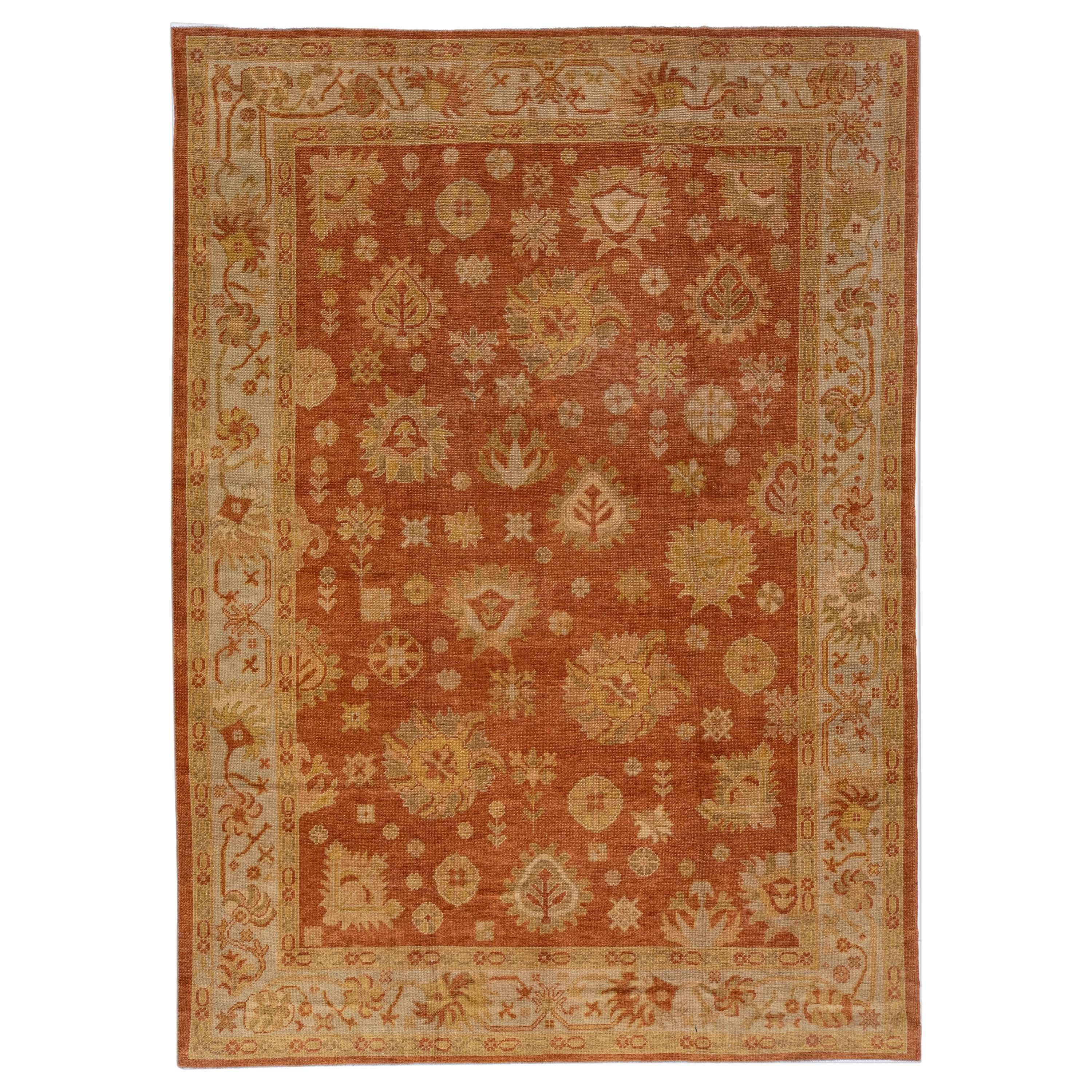 Moderner türkischer Oushak-Wollteppich mit Blumenmuster und kupferfarbenem Farbfeld im Angebot