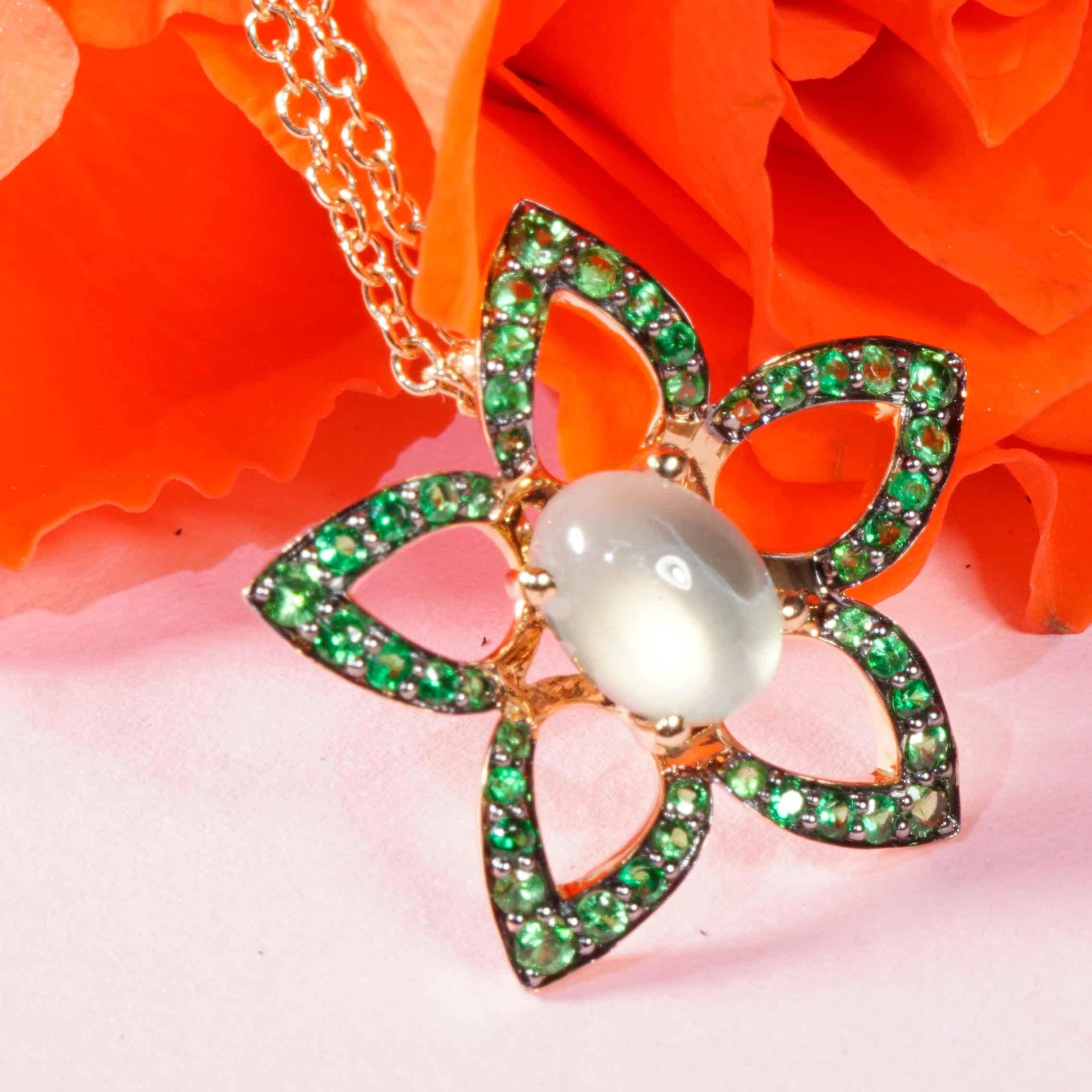 un bijou ludique, fabriqué dans une fabrique d'orfèvrerie traditionnelle à Valenza/Italie, combinaison fantastique en vert poison et clair de lune, en forme de grande fleur, au centre une pierre de lune fine et scintillante env. 0,48 ct, combinée