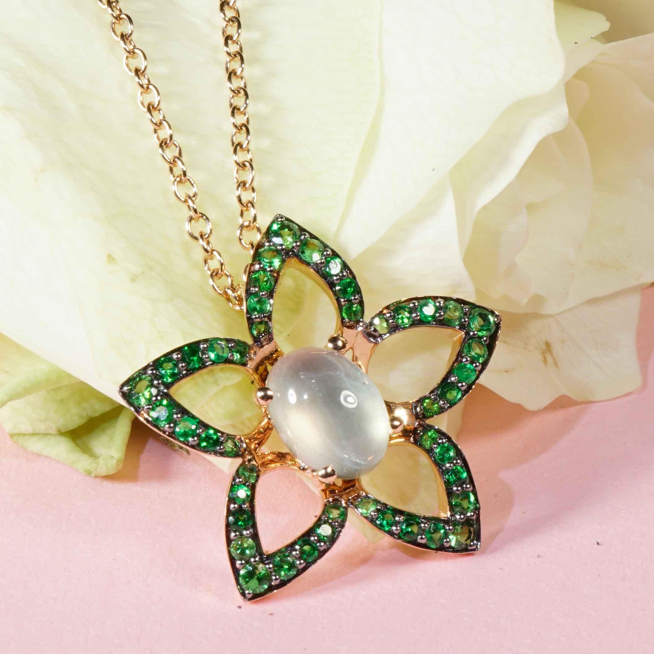 Moderne Pendentif en tsavorite à fleurs avec chaîne vert poison et lumière de lune 19 x 6 mm en vente