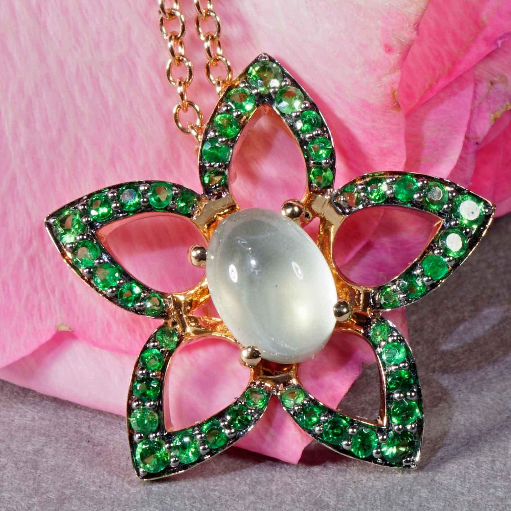 Taille cabochon Pendentif en tsavorite à fleurs avec chaîne vert poison et lumière de lune 19 x 6 mm en vente