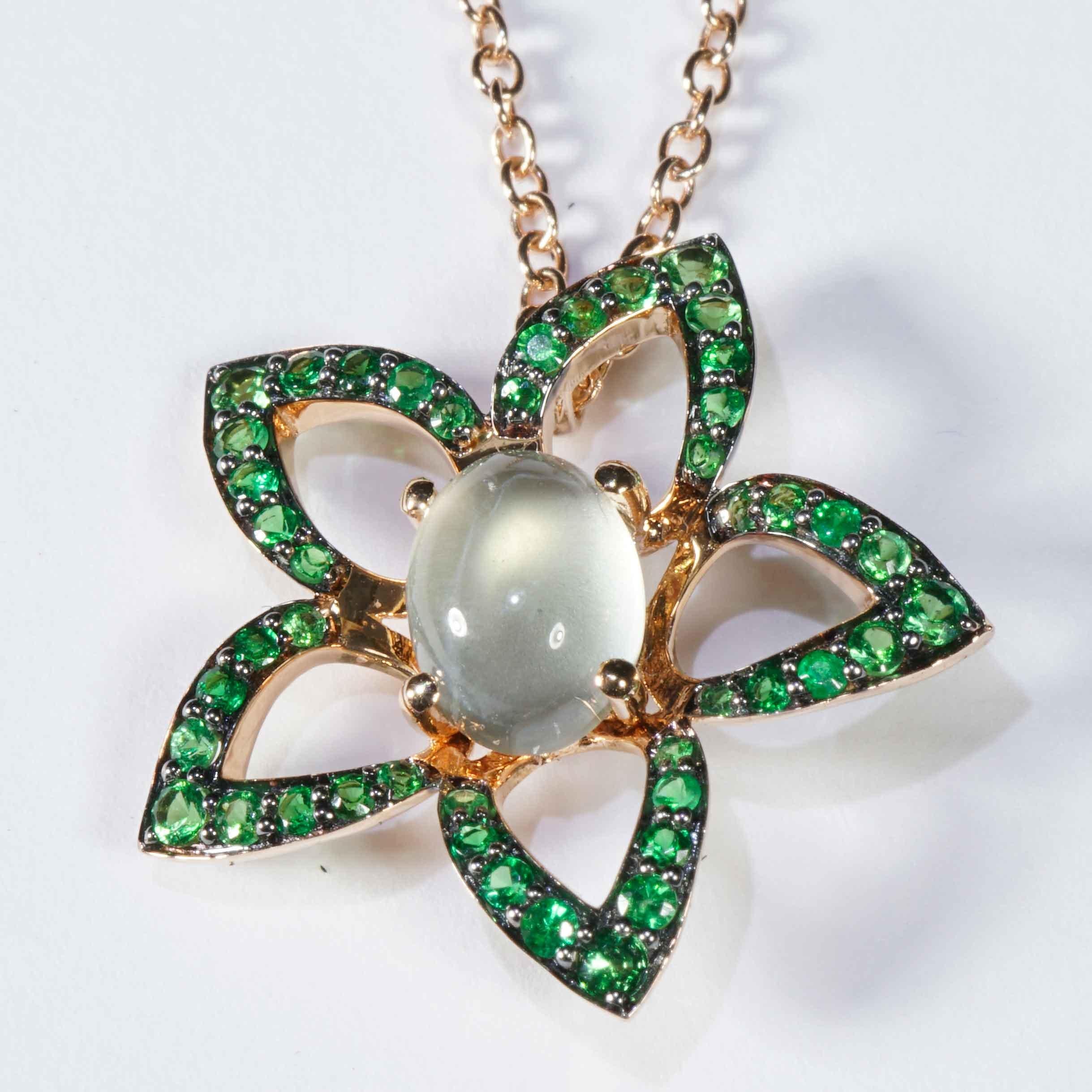 Pendentif en tsavorite à fleurs avec chaîne vert poison et lumière de lune 19 x 6 mm Neuf - En vente à Viena, Viena