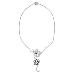 Collar de Diamantes Blanco y Negro de Oro Blanco de 18k con Motivo Floral de 3,50 ct