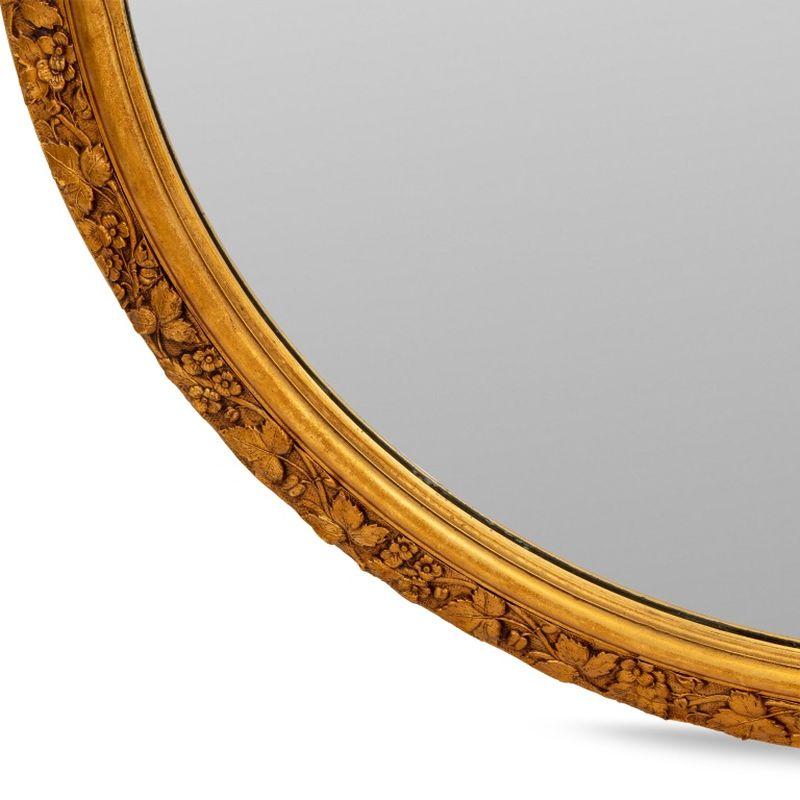 Néoclassique Miroir circulaire en bois doré sculpté de motifs floraux en vente