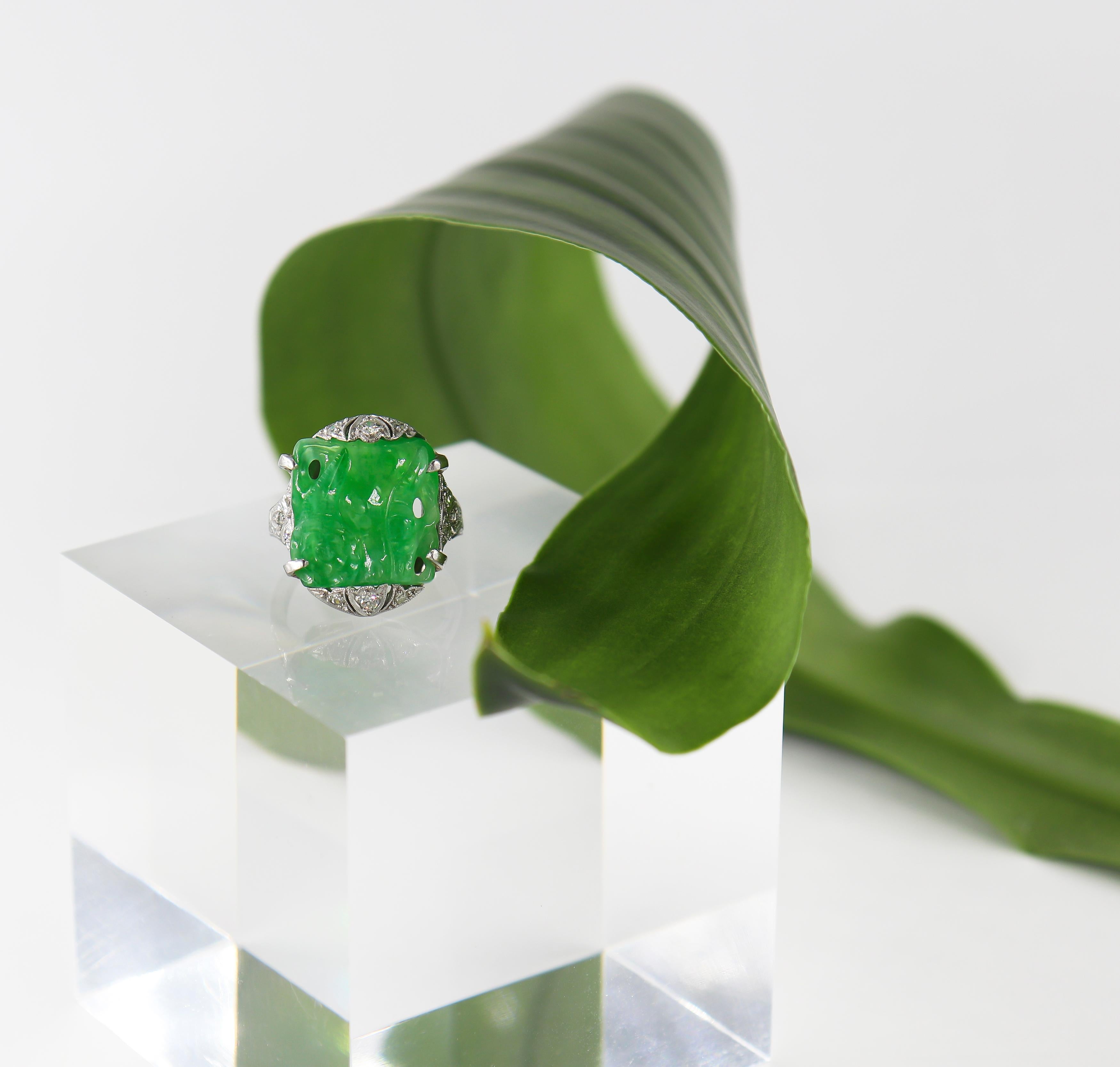 Bague en platine à motif floral sculpté en jadéite et diamants anciens État moyen - En vente à New York, NY