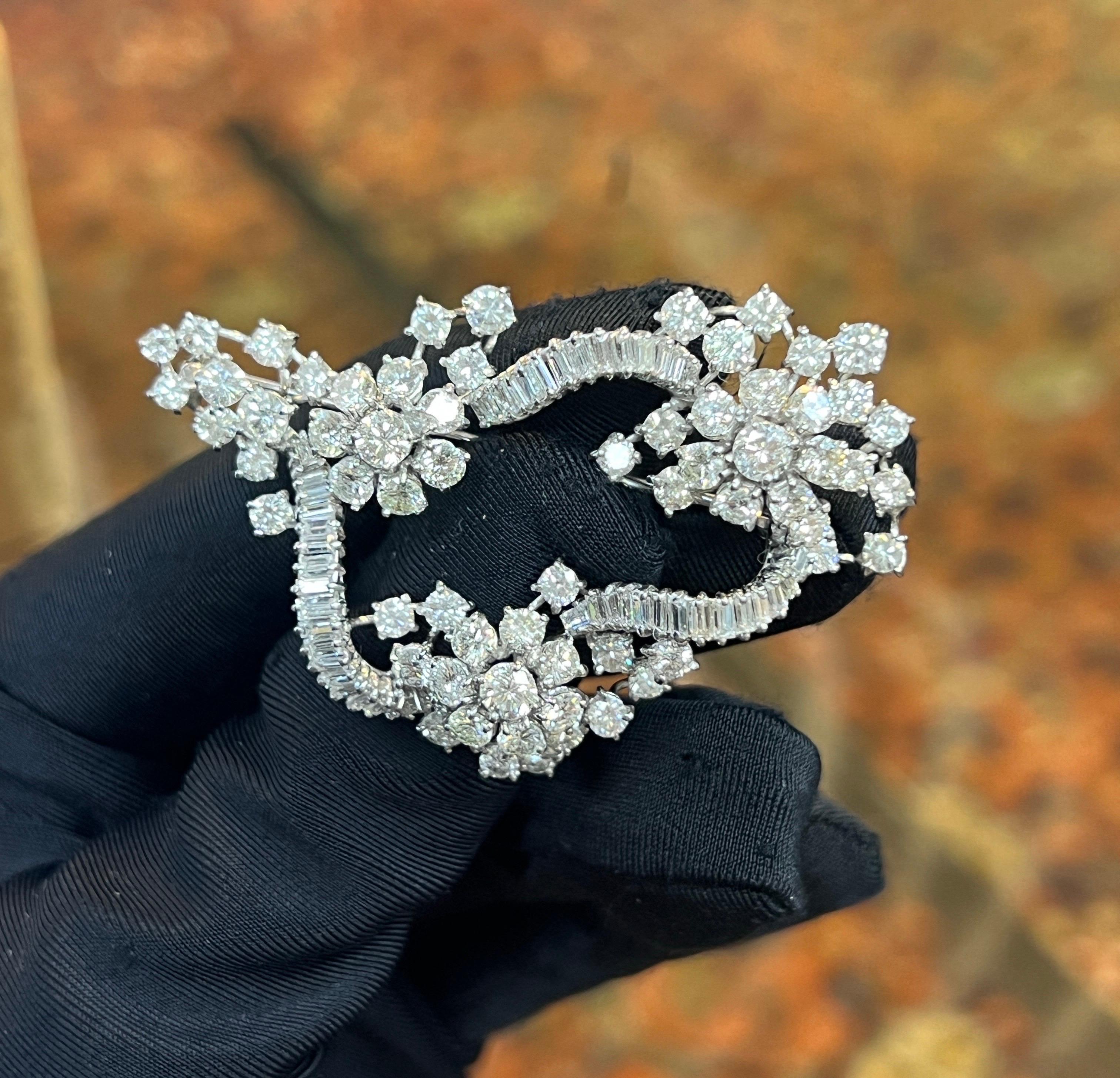 Broche de diamantes con motivos florales 

Broche con motivo floral abierto engastado con diamantes talla redonda y baguette. 

Peso aproximado del diamante: 9.22 quilates
Longitud aproximada:  2.25
