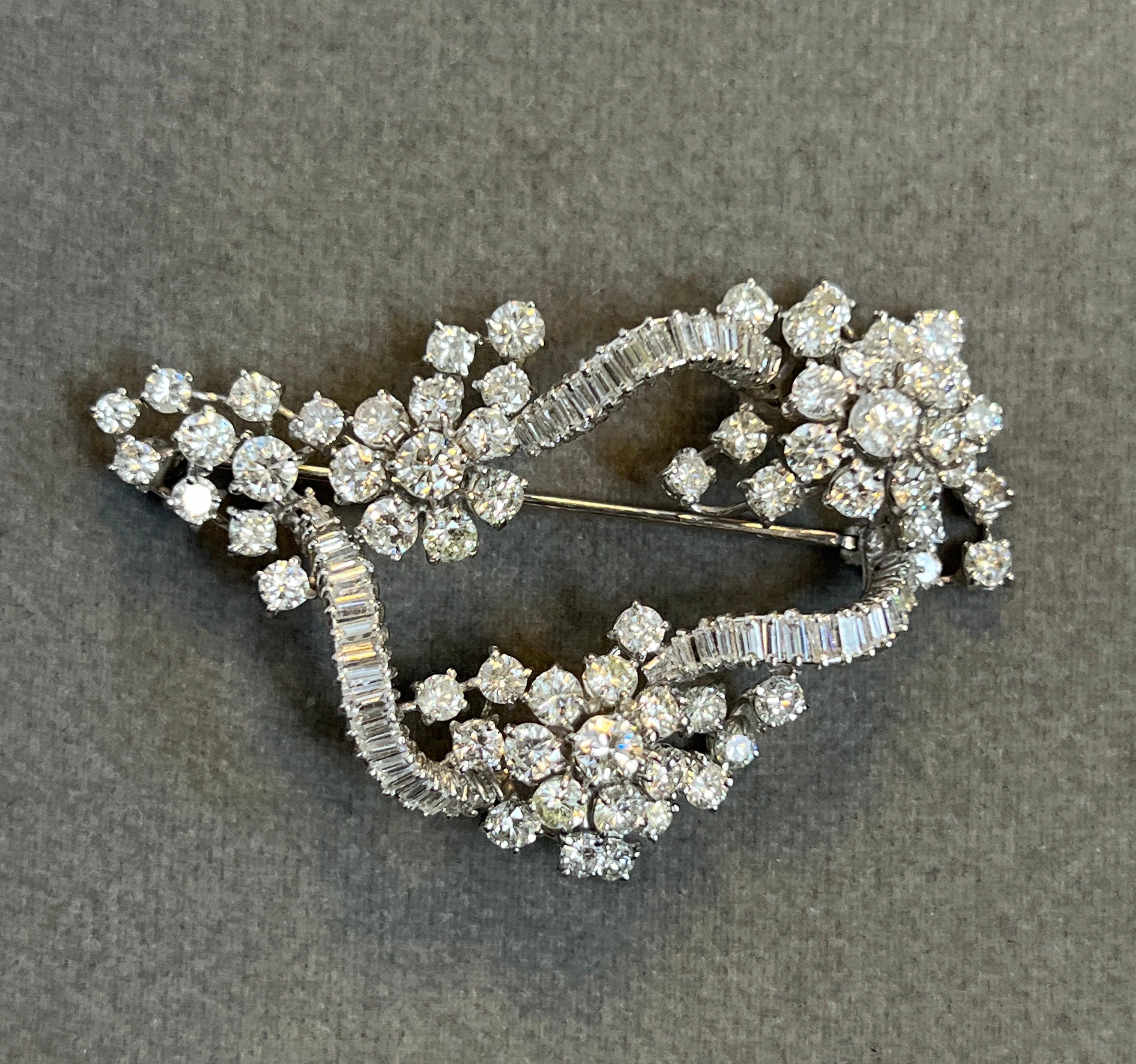 Broche de diamantes con motivos florales en Excelente estado para la venta en New York, NY