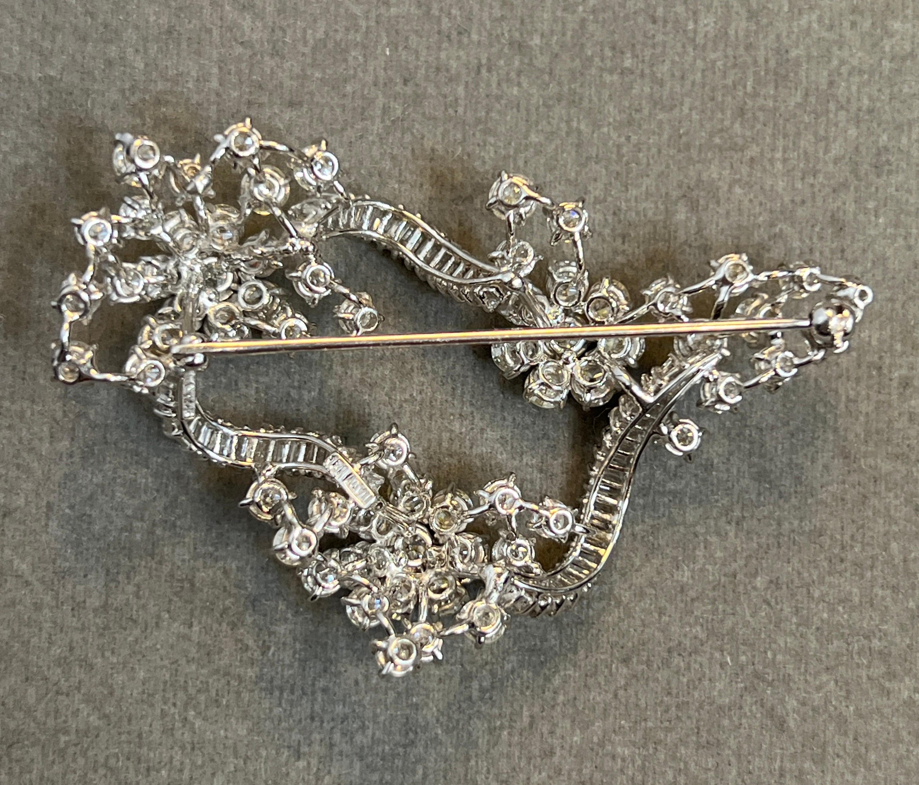 Femenino o masculino Broche de diamantes con motivos florales en venta