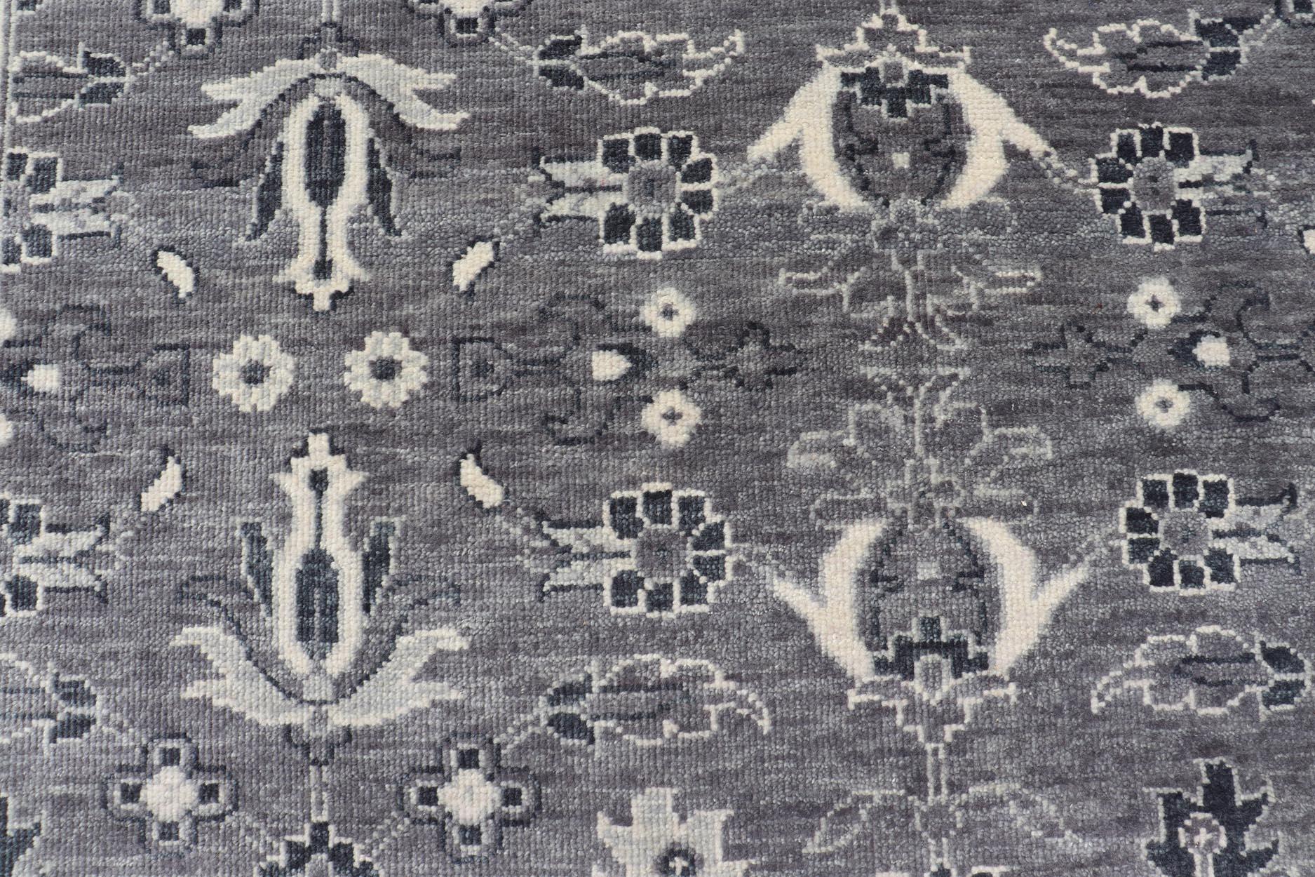 Indien Tapis à motifs floraux Khotan de Keivan Woven Arts en laine en vente