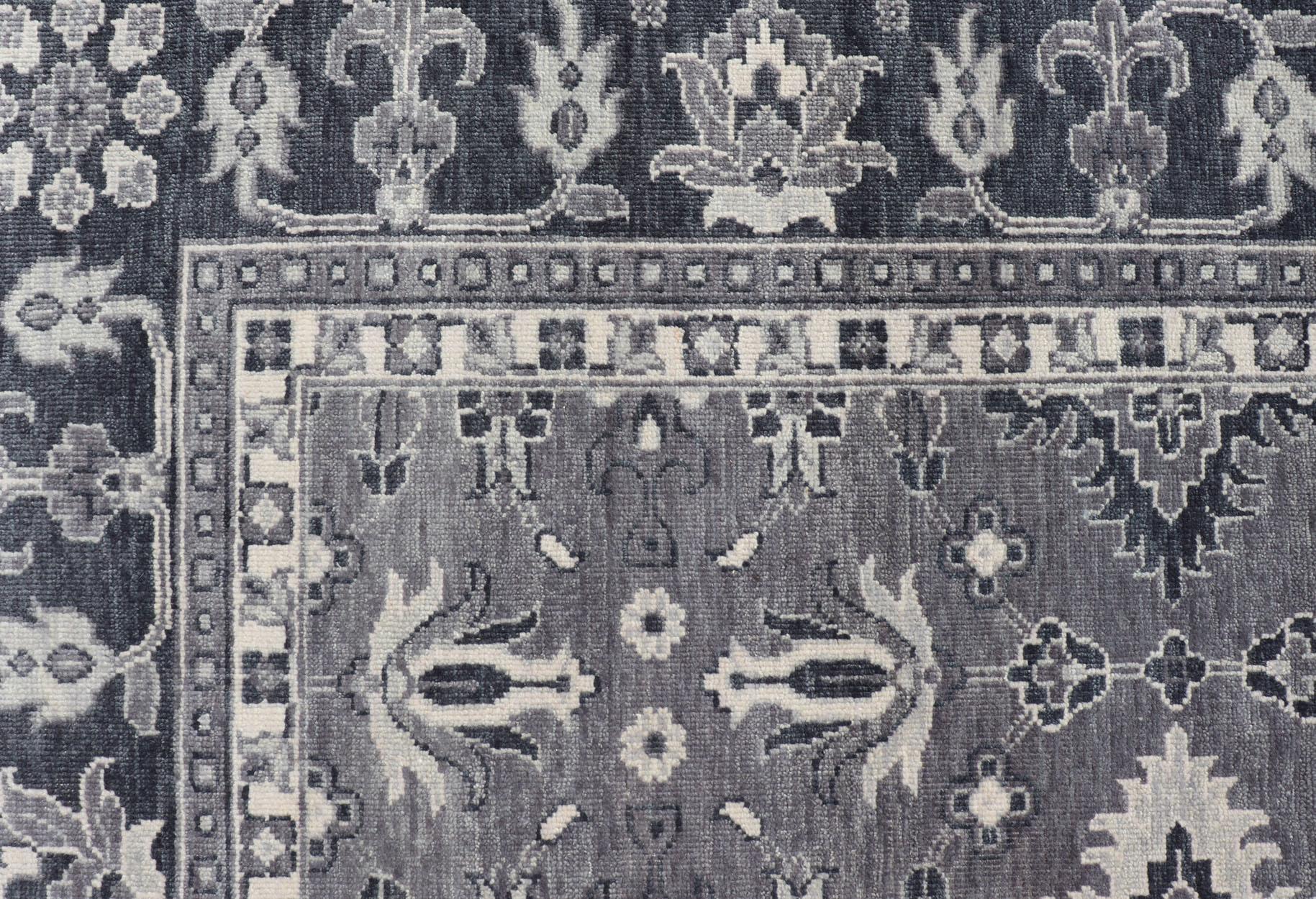 Noué à la main Tapis à motifs floraux Khotan de Keivan Woven Arts en laine en vente