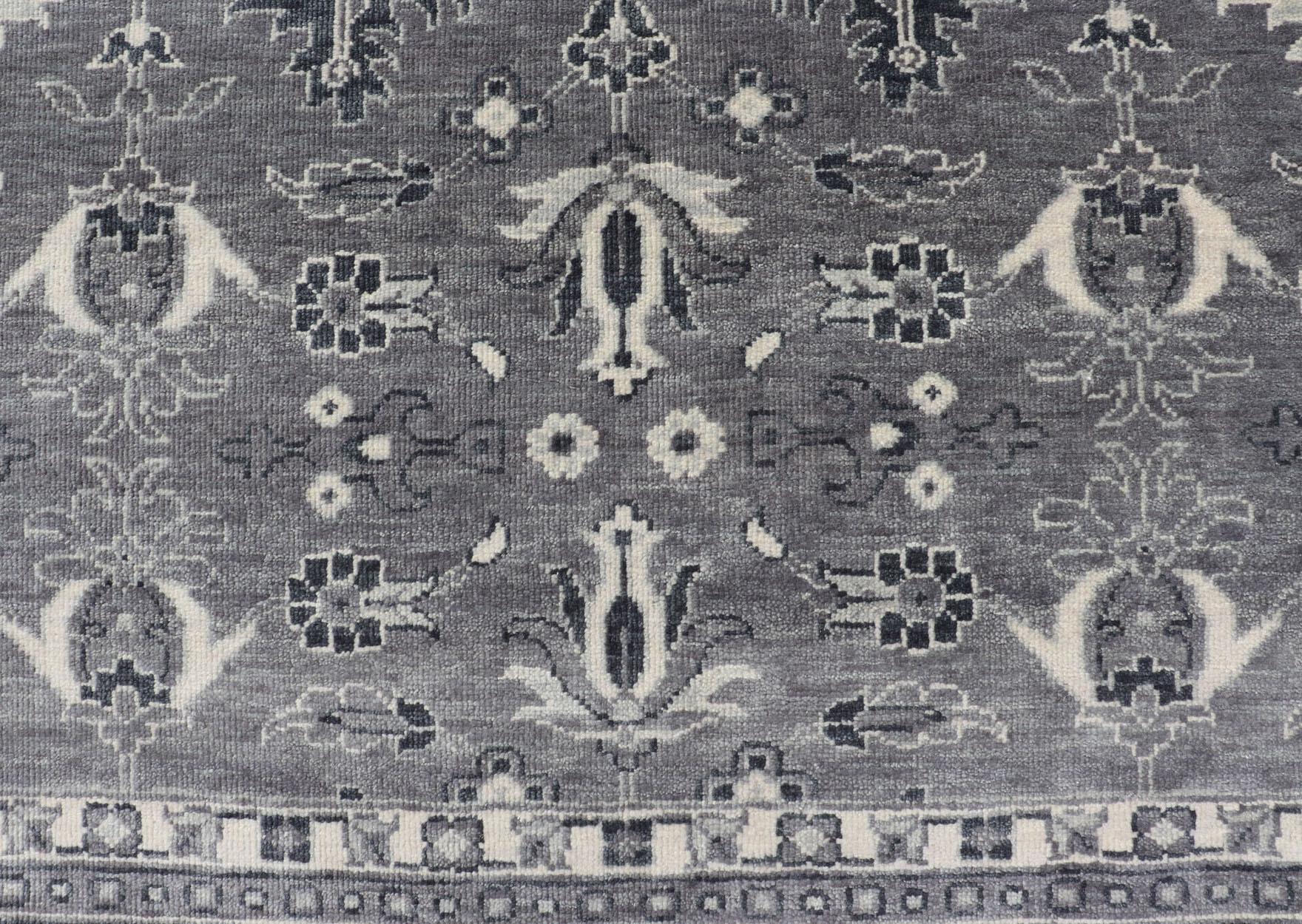 Tapis à motifs floraux Khotan de Keivan Woven Arts en laine Excellent état - En vente à Atlanta, GA