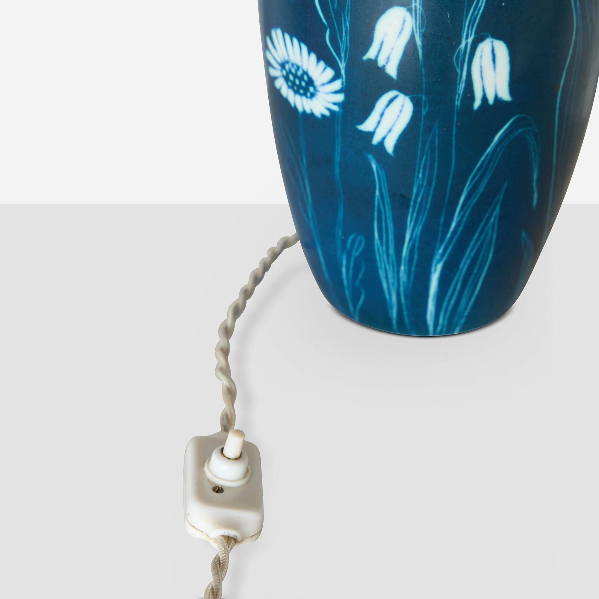 Tischleuchte mit Blumenmotiv von Hertha Bengtsson für Rörstrand im Angebot 3