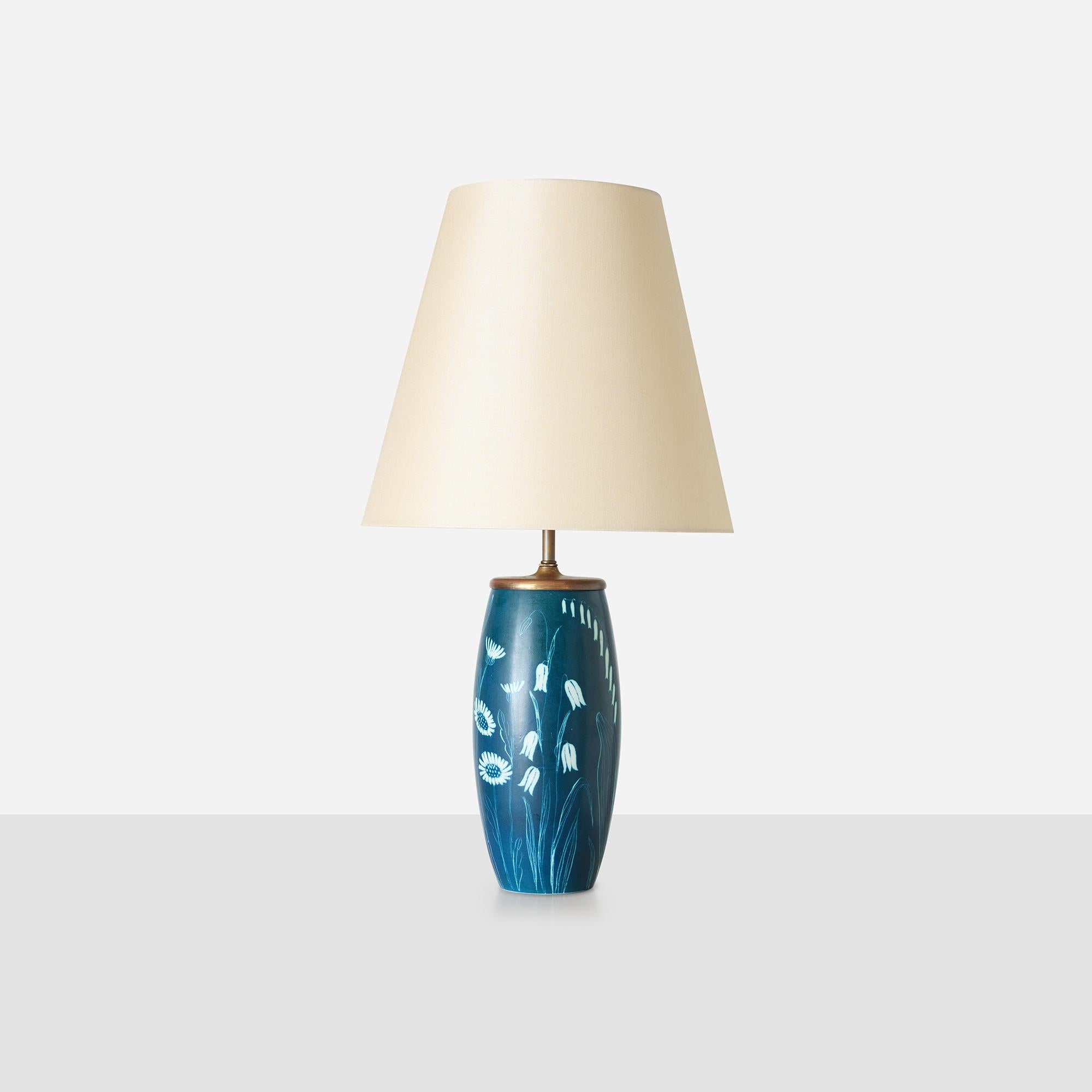 Ein blau glasierter Keramiksockel mit handgemaltem, weißem Blumendekor. Signiert am Sockel mit 