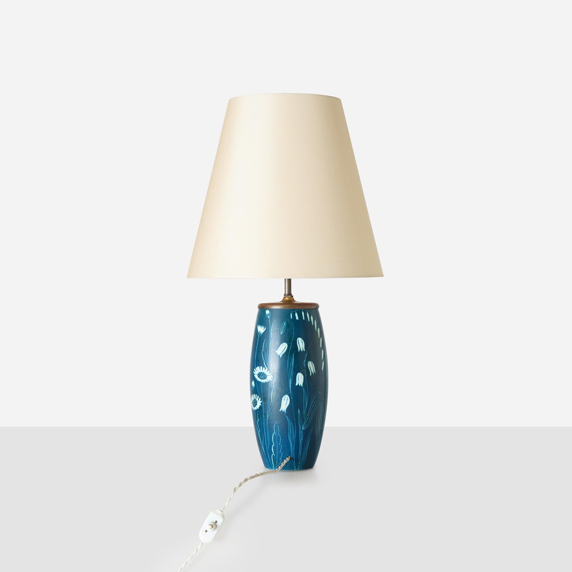 Tischleuchte mit Blumenmotiv von Hertha Bengtsson für Rörstrand (Moderne) im Angebot