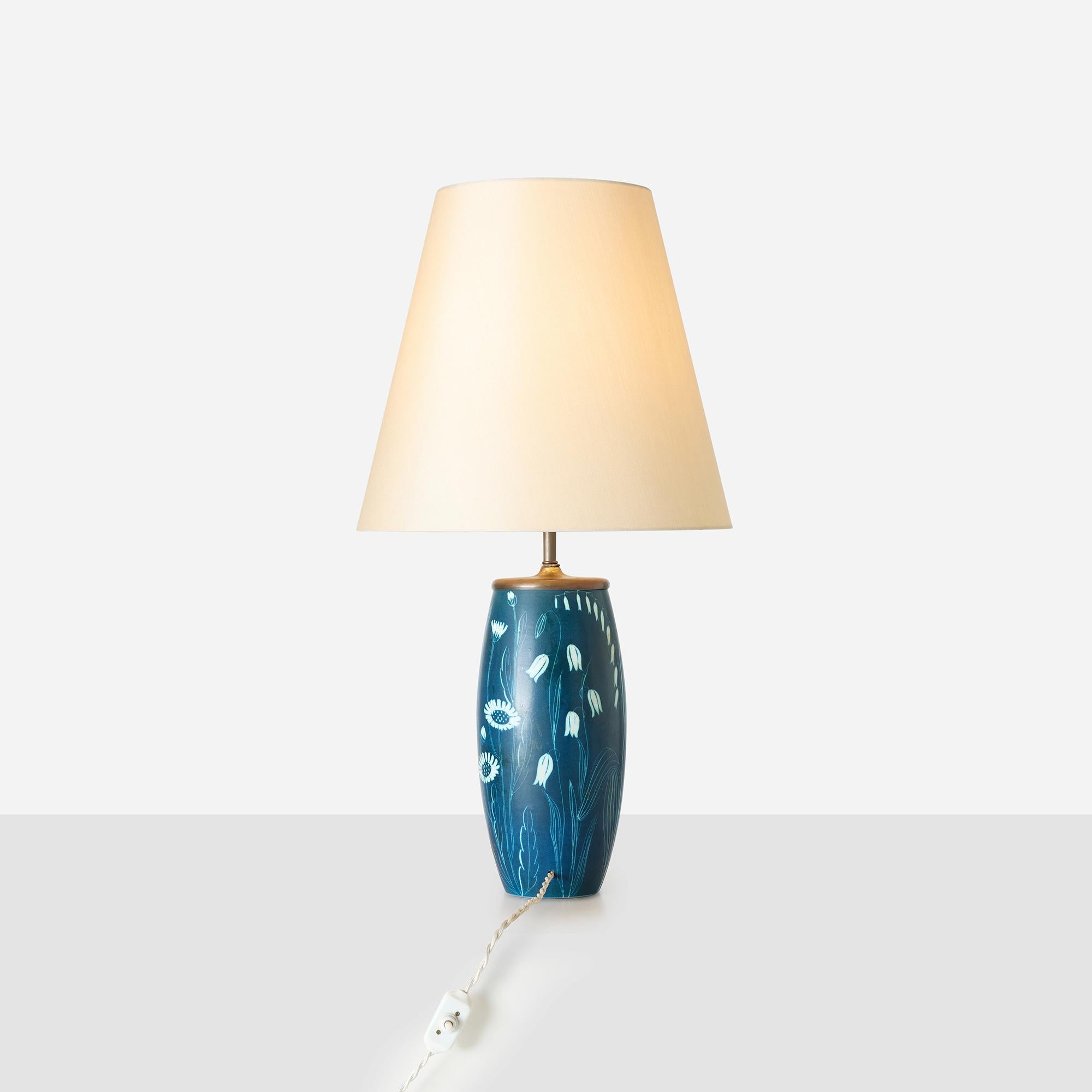 Tischleuchte mit Blumenmotiv von Hertha Bengtsson für Rörstrand (Dänisch) im Angebot