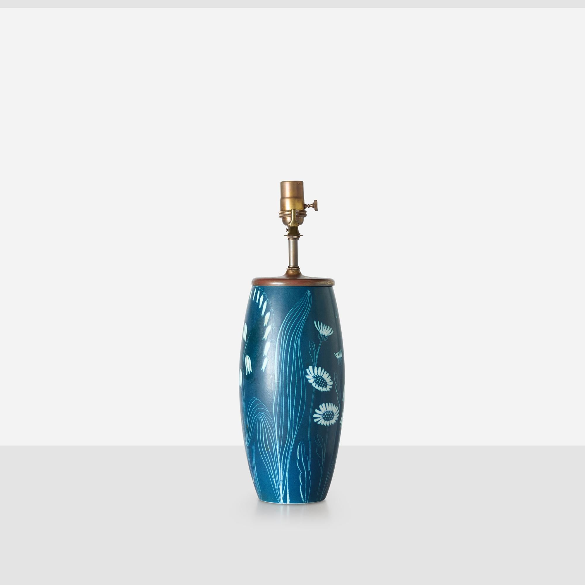 Tischleuchte mit Blumenmotiv von Hertha Bengtsson für Rörstrand (Mitte des 20. Jahrhunderts) im Angebot