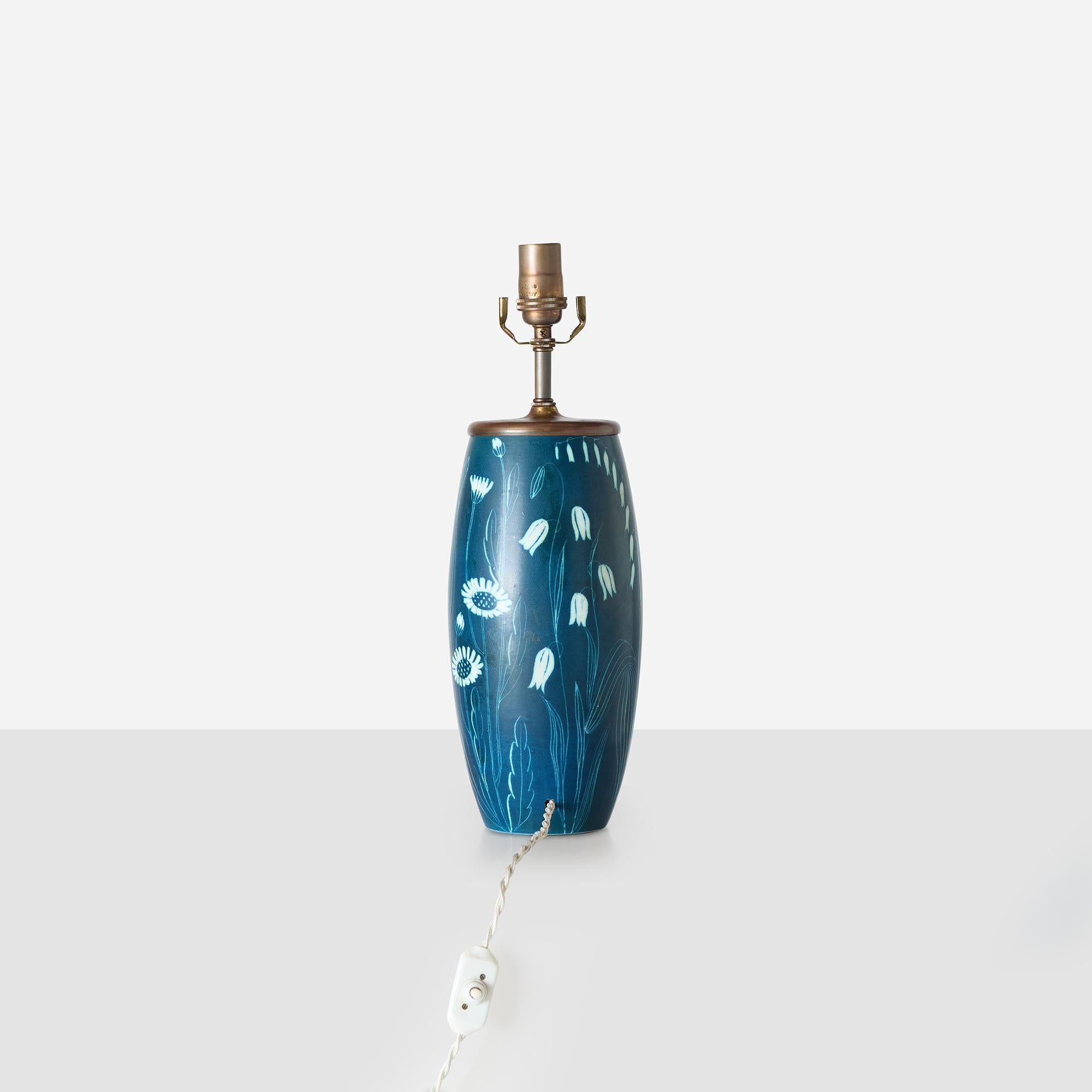 Tischleuchte mit Blumenmotiv von Hertha Bengtsson für Rörstrand (Keramik) im Angebot