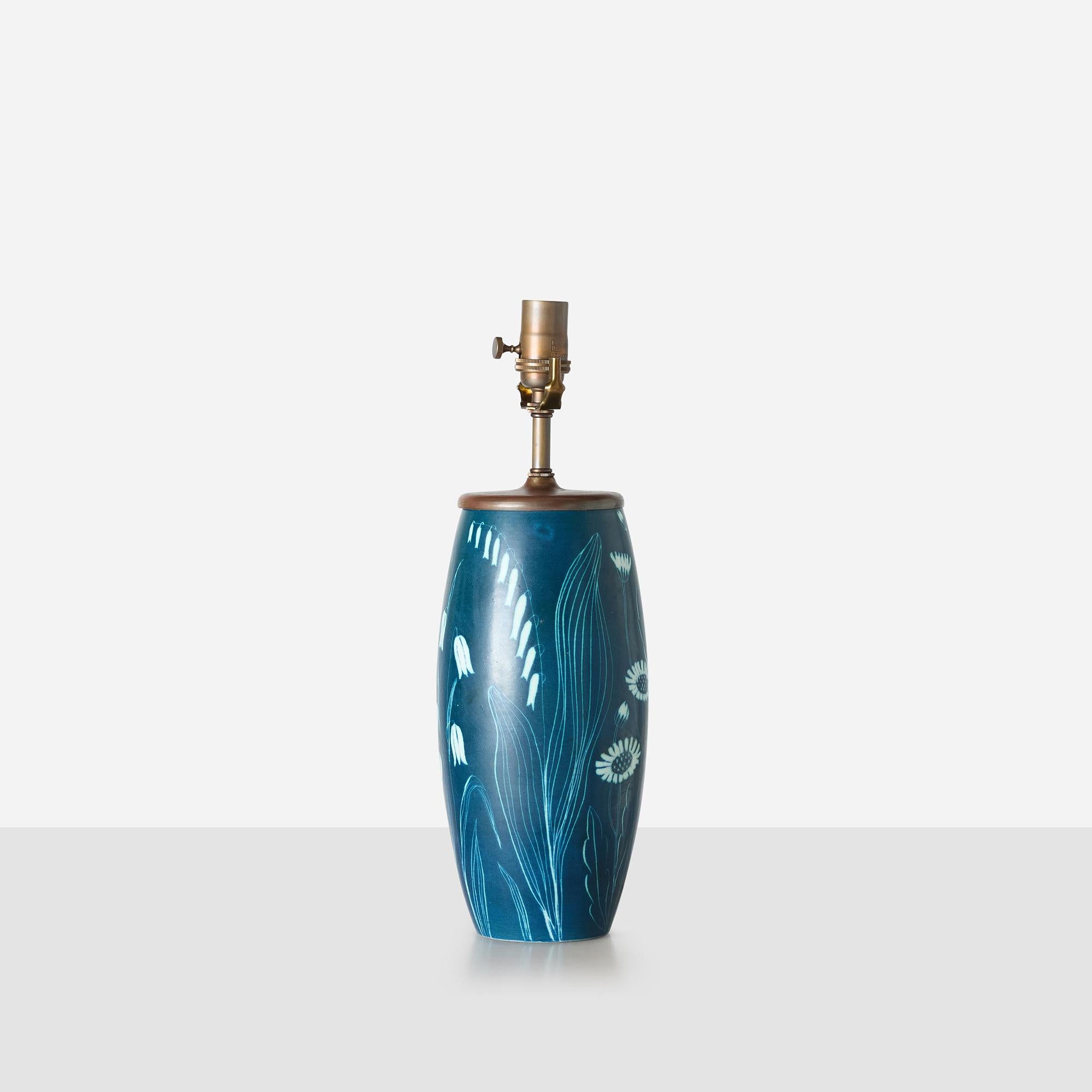 Tischleuchte mit Blumenmotiv von Hertha Bengtsson für Rörstrand im Angebot 1