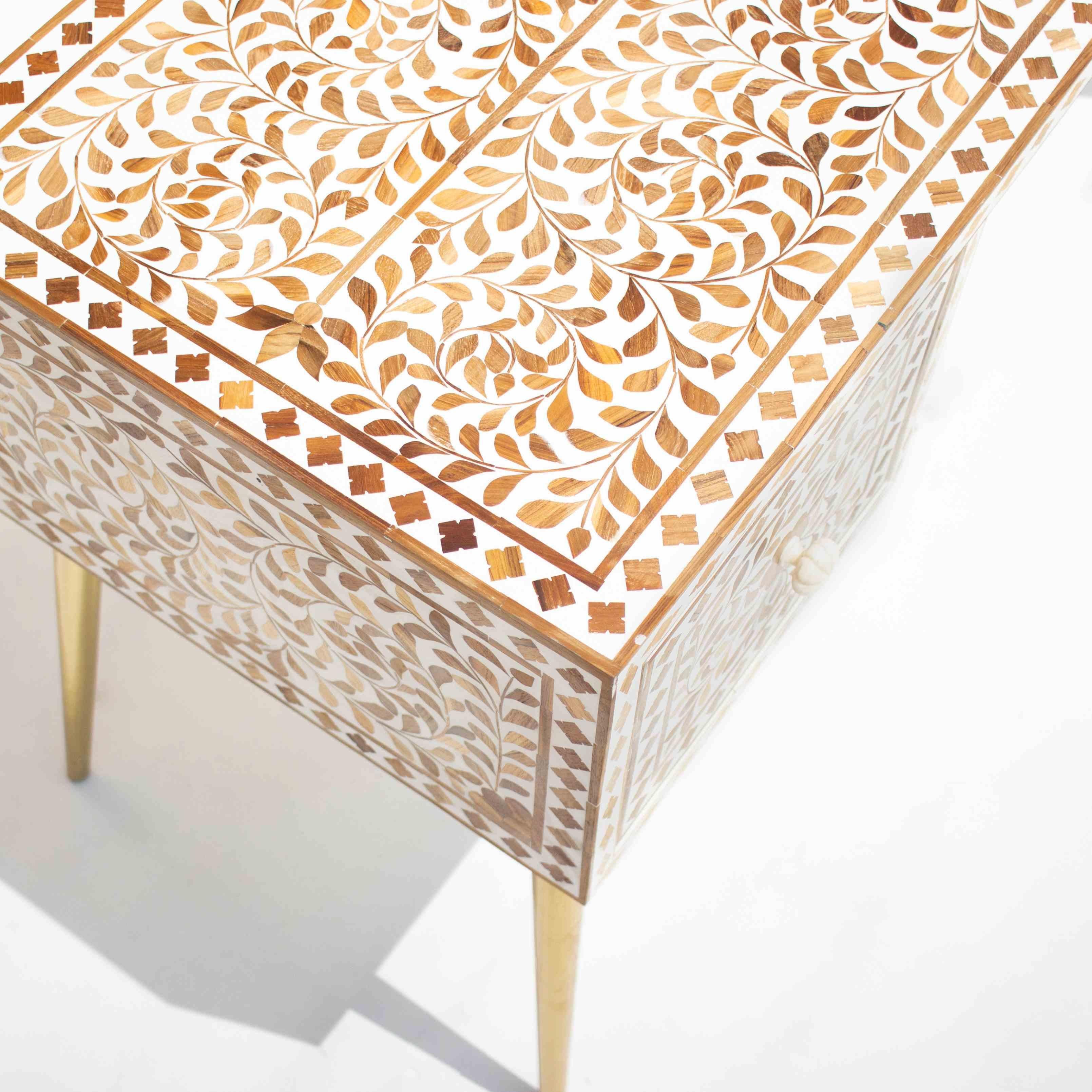 Eleva el nivel de tu despacho o espacio de trabajo con el exquisito escritorio de incrustaciones de madera de teca de Artisanal, un impresionante complemento que combina a la perfección la artesanía atemporal con la sofisticación moderna.

Adornado