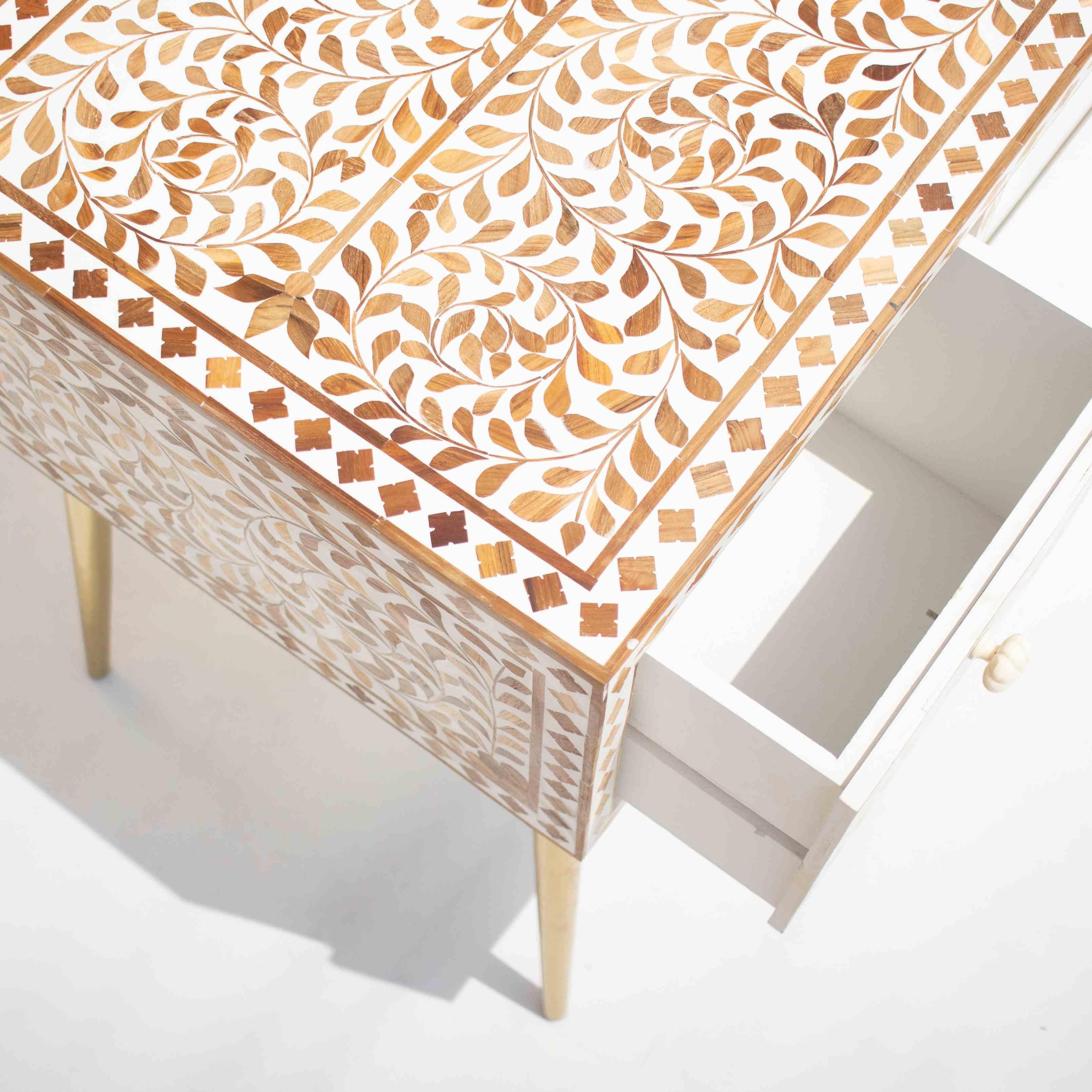 Escritorio con incrustaciones de madera de teca con motivos florales, hecho a mano por Artisanal Bohemio en venta
