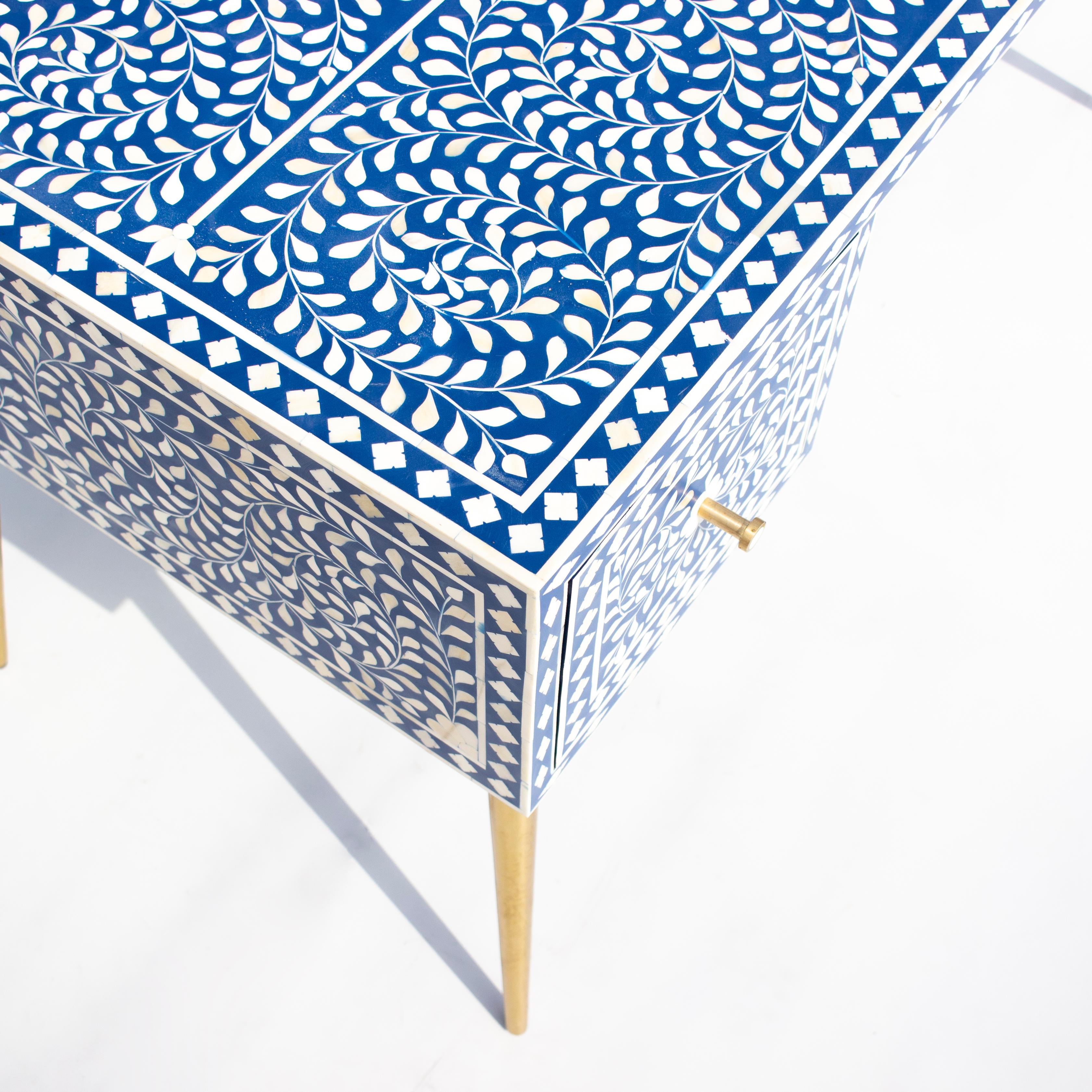 Rehaussez votre bureau à domicile ou votre espace de travail avec notre table de travail en incrustation d'os, un ajout stupéfiant qui allie harmonieusement l'artisanat intemporel à la sophistication moderne. Orné de motifs complexes de feuilles et