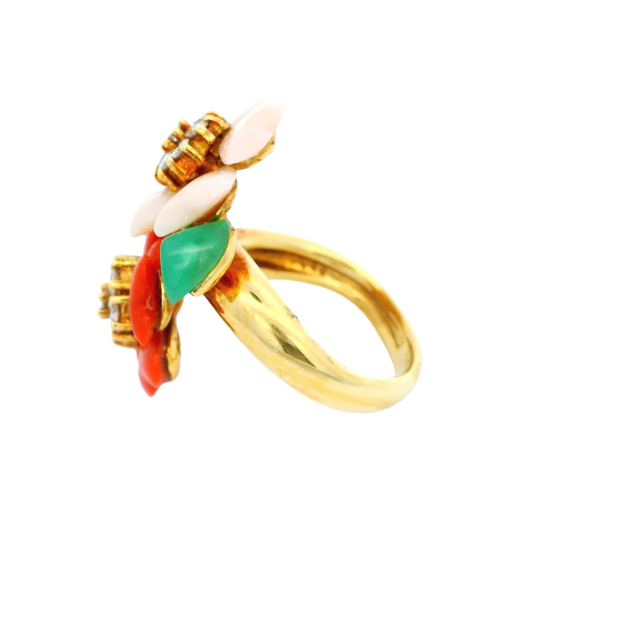 Round Cut Floral Motifs Ring With Diamonds in 18K Yellow Gold For Sale