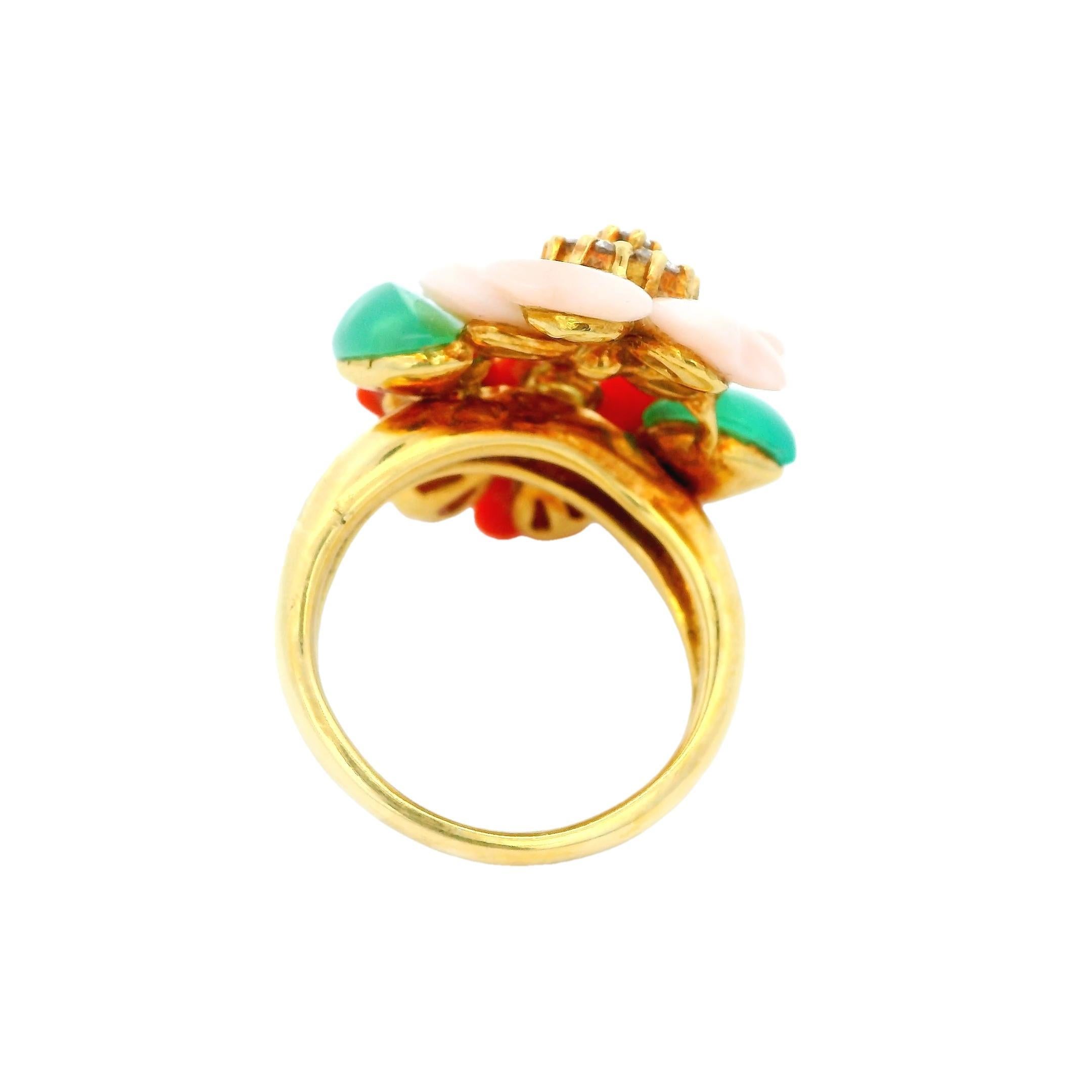 Floral Motifs Ring With Diamonds in 18K Yellow Gold In Good Condition For Sale In Great Neck Plaza, NY