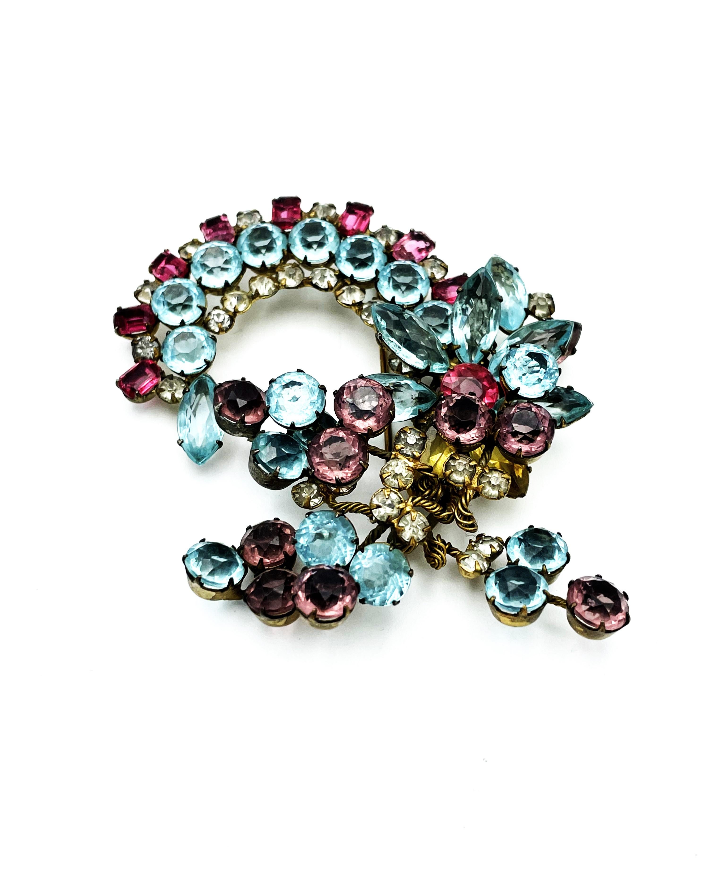 Romantic Floral-motiv brooch with gold-ton metal, rhinestones prong set. USA 1950s For Sale
