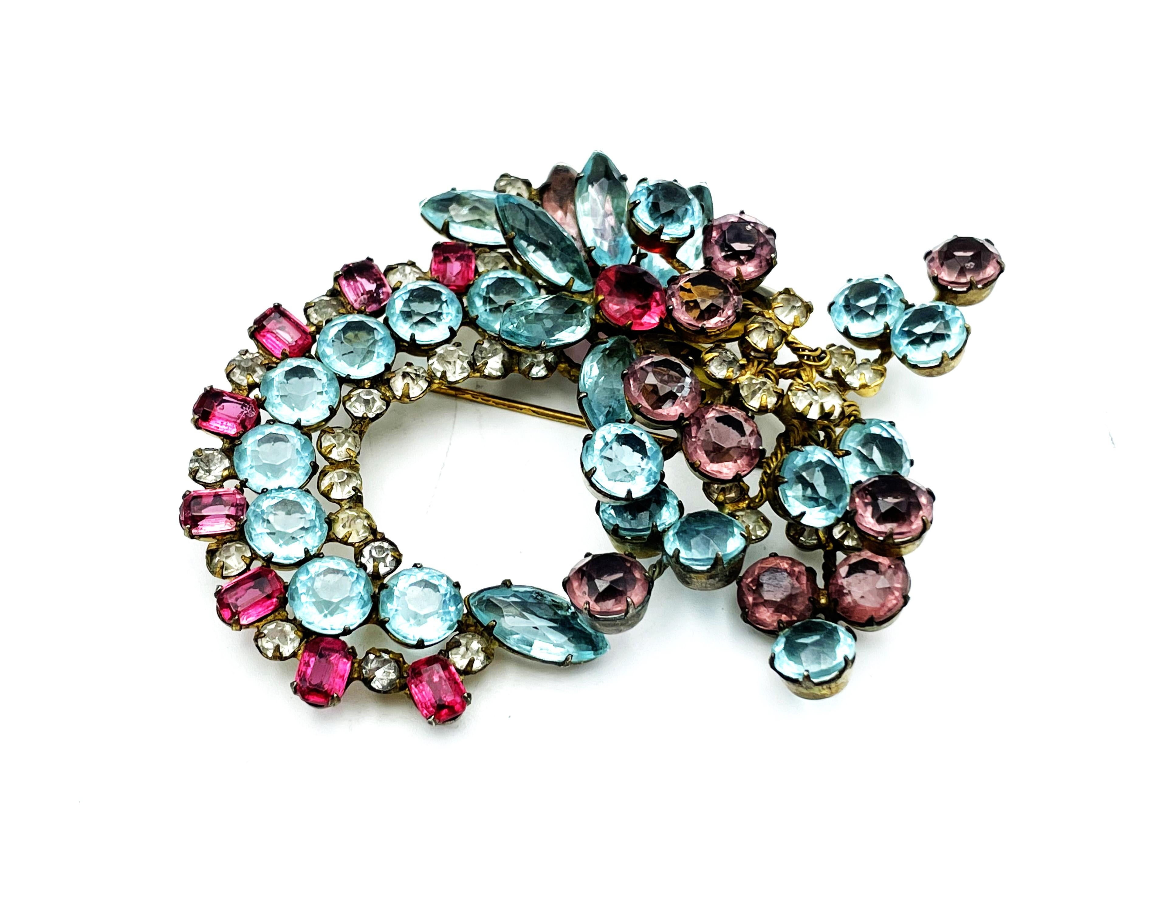 Mixed Cut Floral-motiv brooch with gold-ton metal, rhinestones prong set. USA 1950s For Sale